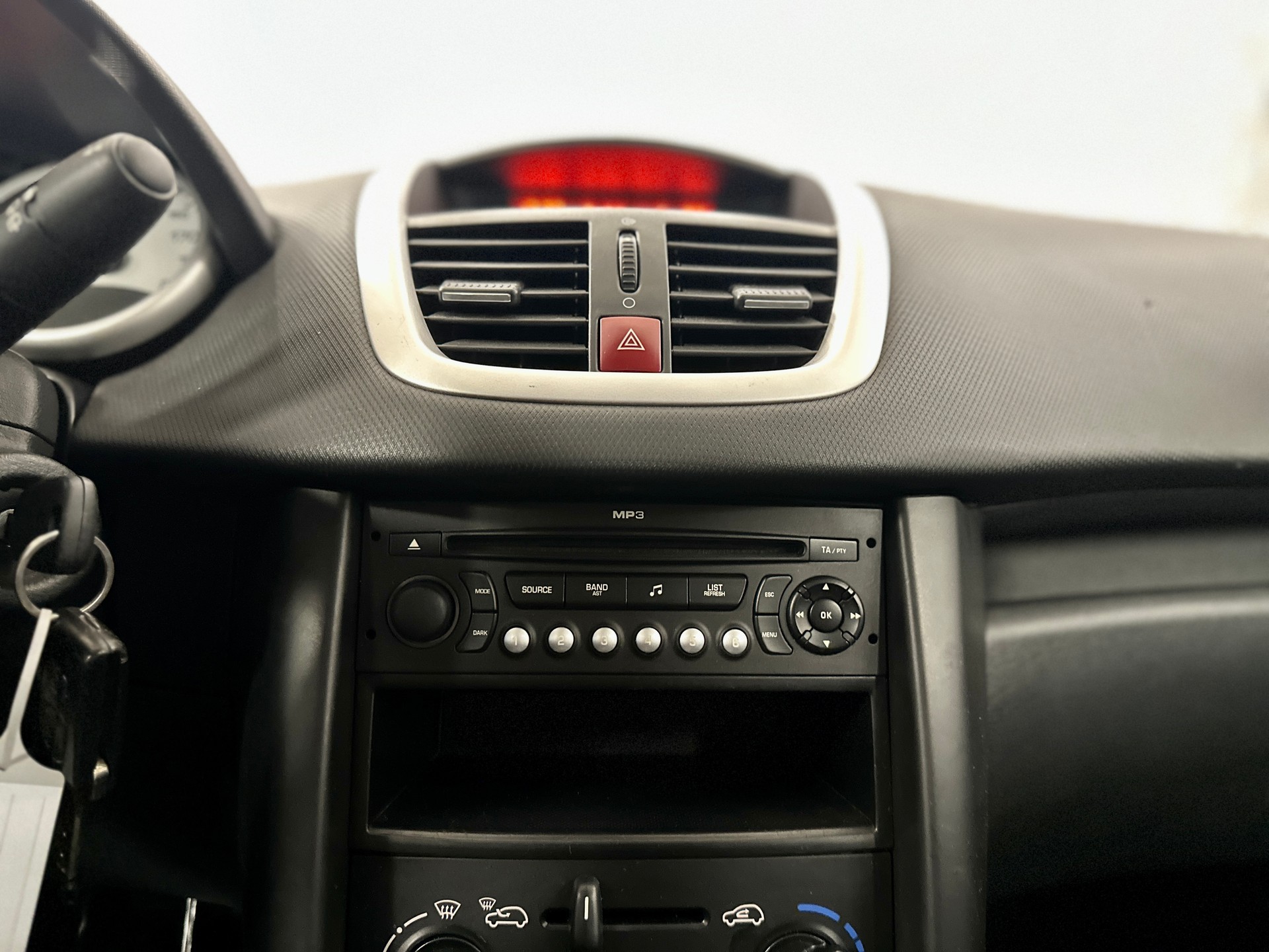 PEUGEOT 207 1.4 16V Trendy-image-14