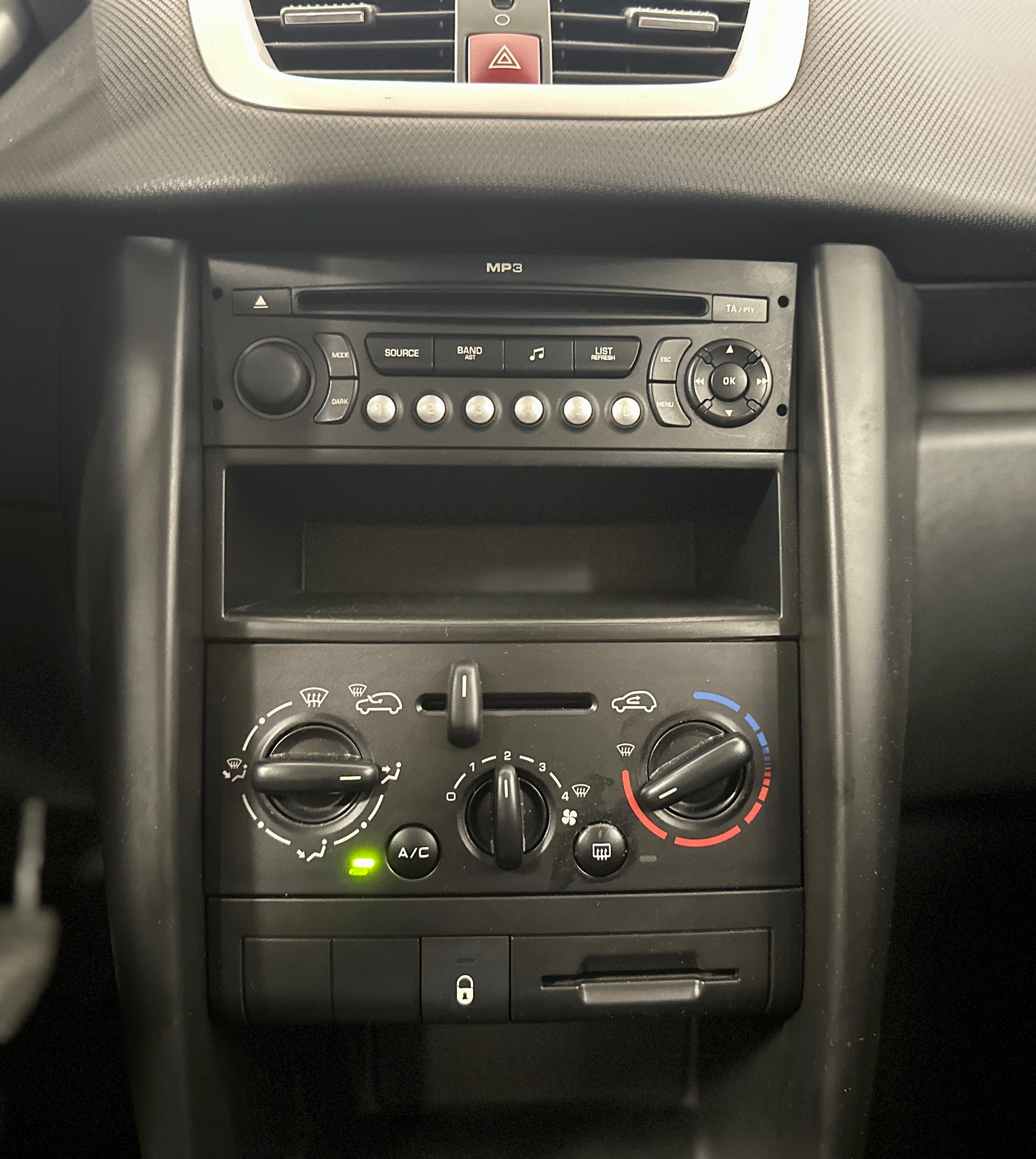 PEUGEOT 207 1.4 16V Trendy-image-15
