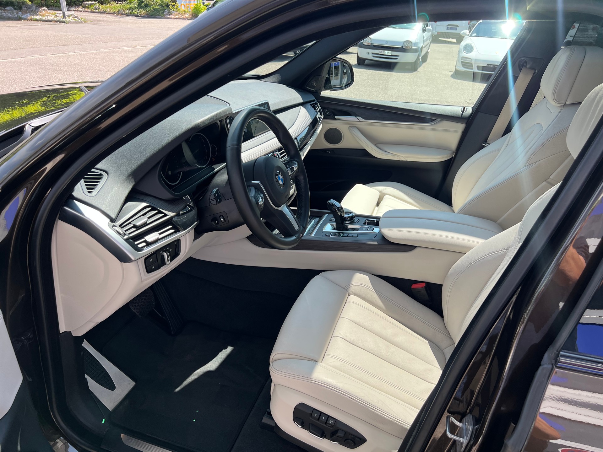 BMW X5 30d xDrive SAG * M Paket * 1. Hand * AHK 3.5T *-image-9