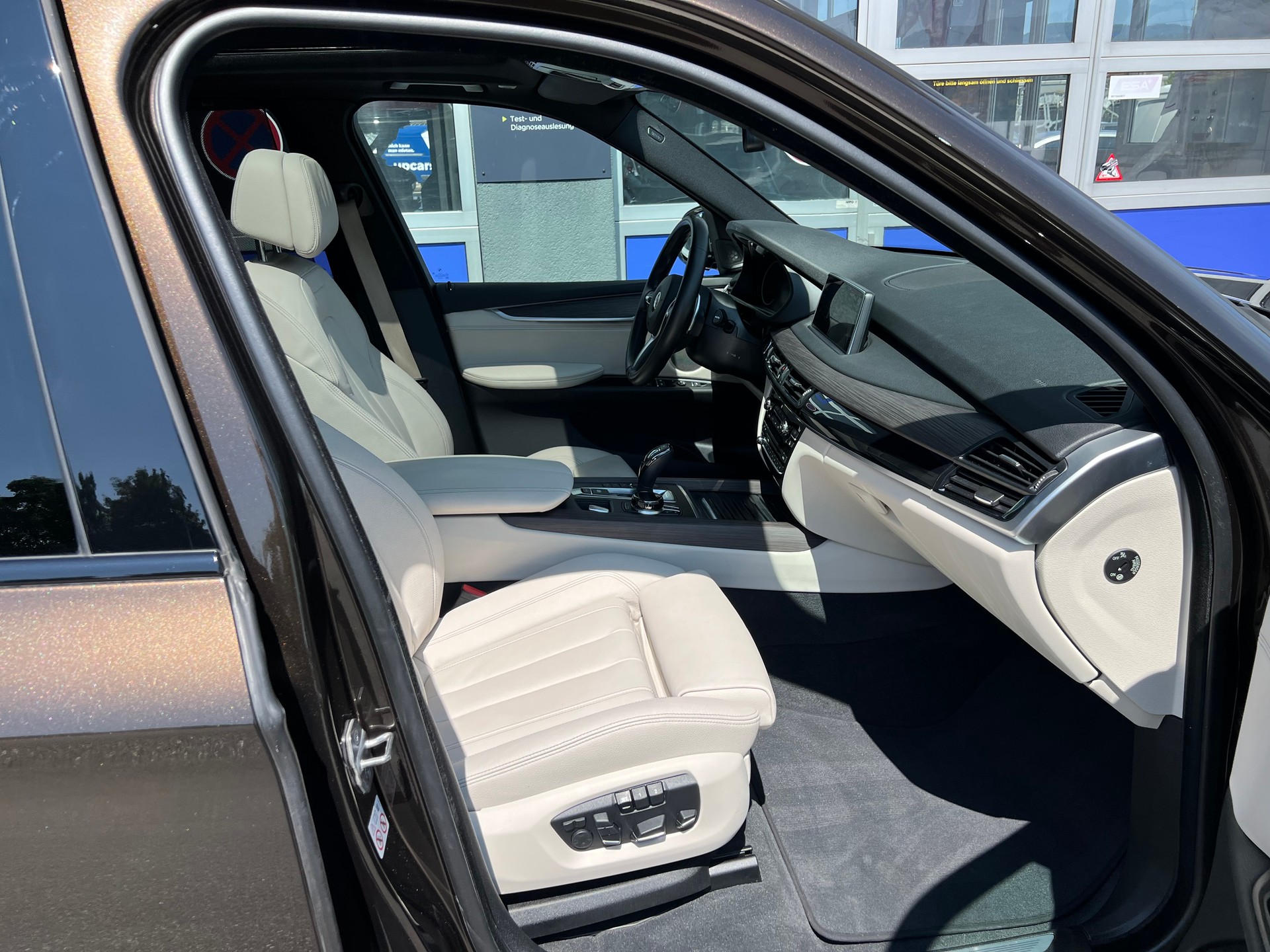 BMW X5 30d xDrive SAG * M Paket * 1. Hand * AHK 3.5T *-image-12