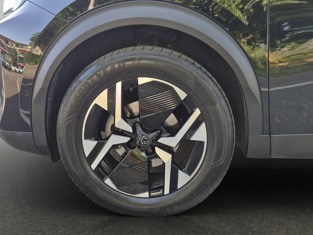 PEUGEOT 2008 1.2 PureTech 130 Allure-image-4