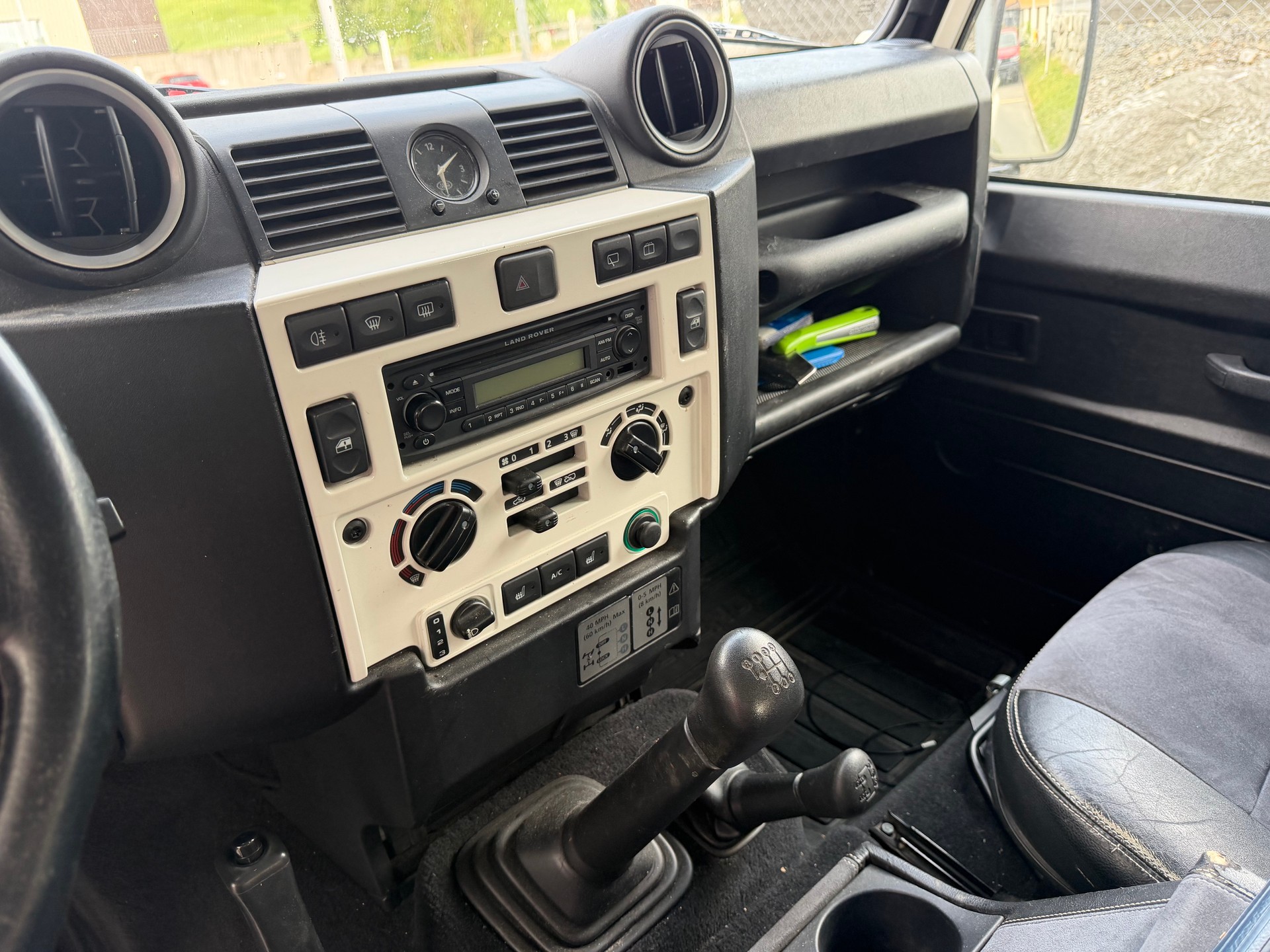LAND ROVER Defender 90 SW 2.4Tdc-image-10