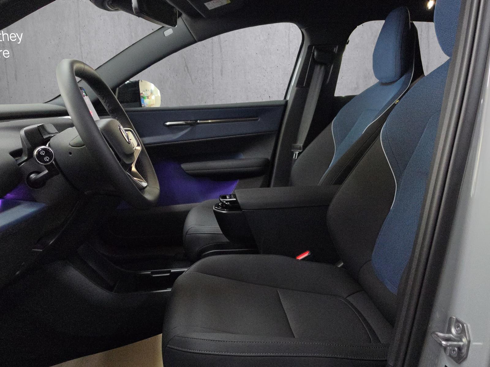 VOLVO EX30 Cross Country P8 69 kWh AWD Plus-image-7