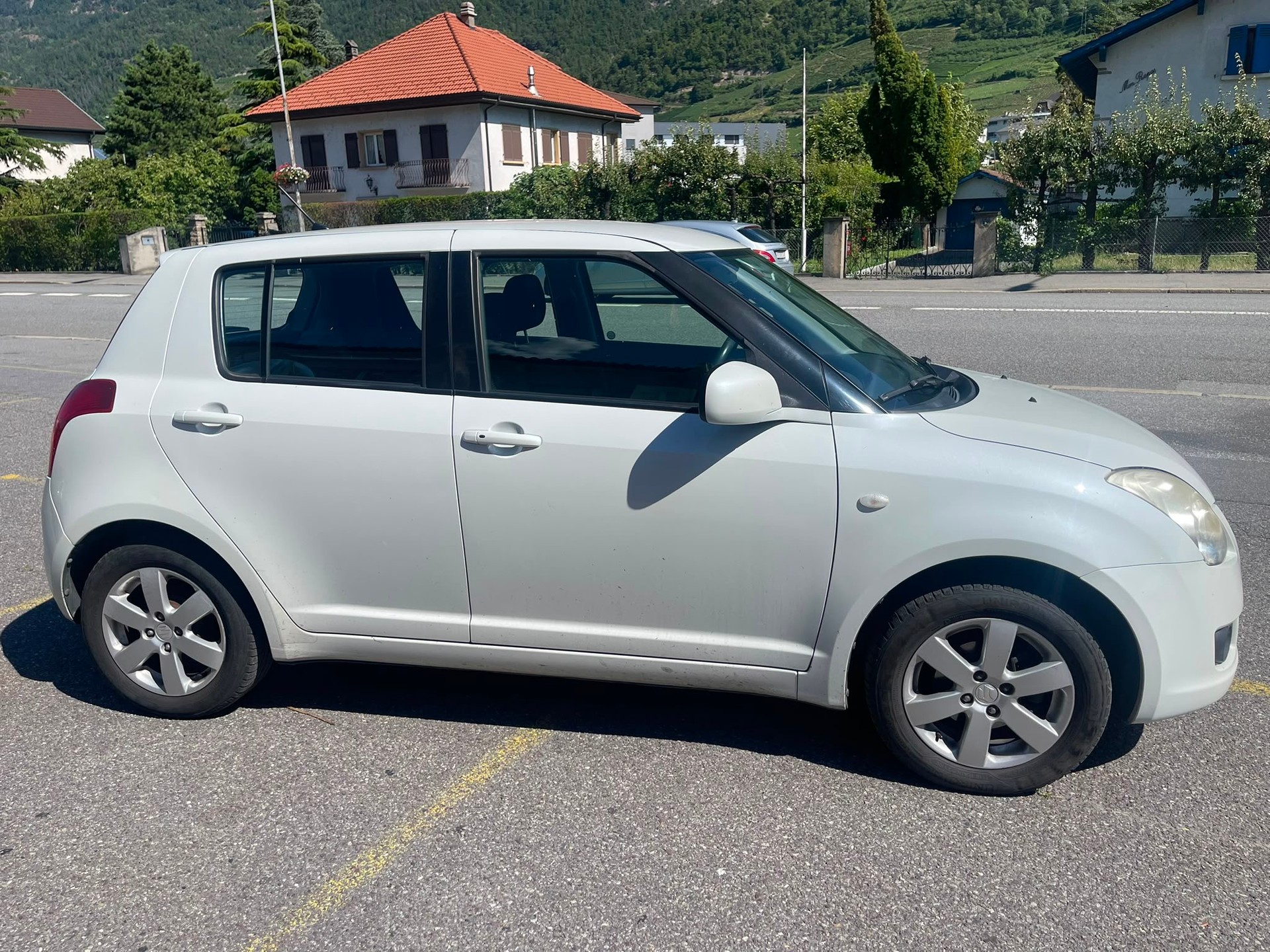 SUZUKI Swift 1.3i 16V GL Top Piz Sulai LE 4x4-image-3