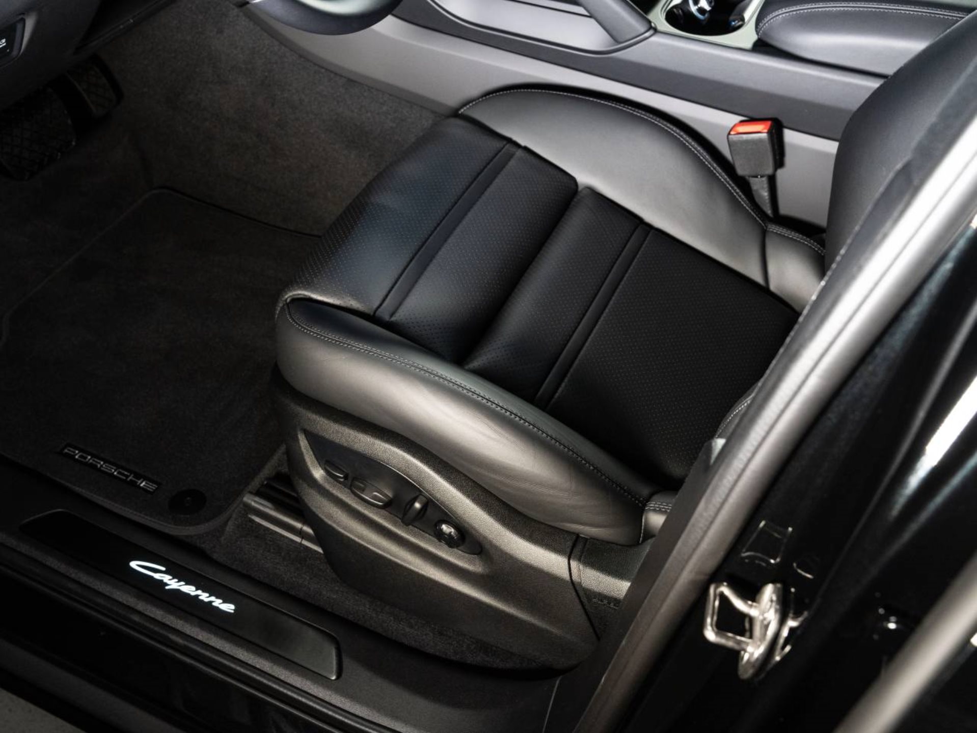 PORSCHE Cayenne Black Edition-image-14