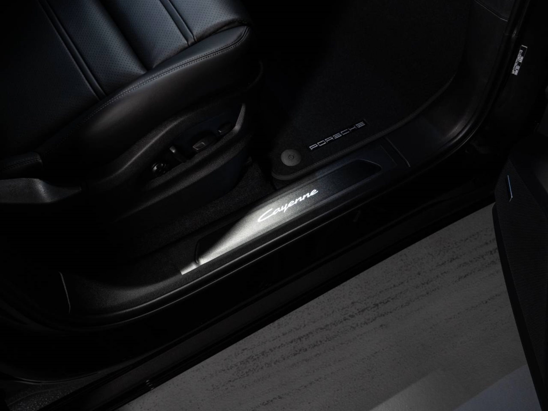PORSCHE Cayenne Black Edition-image-19