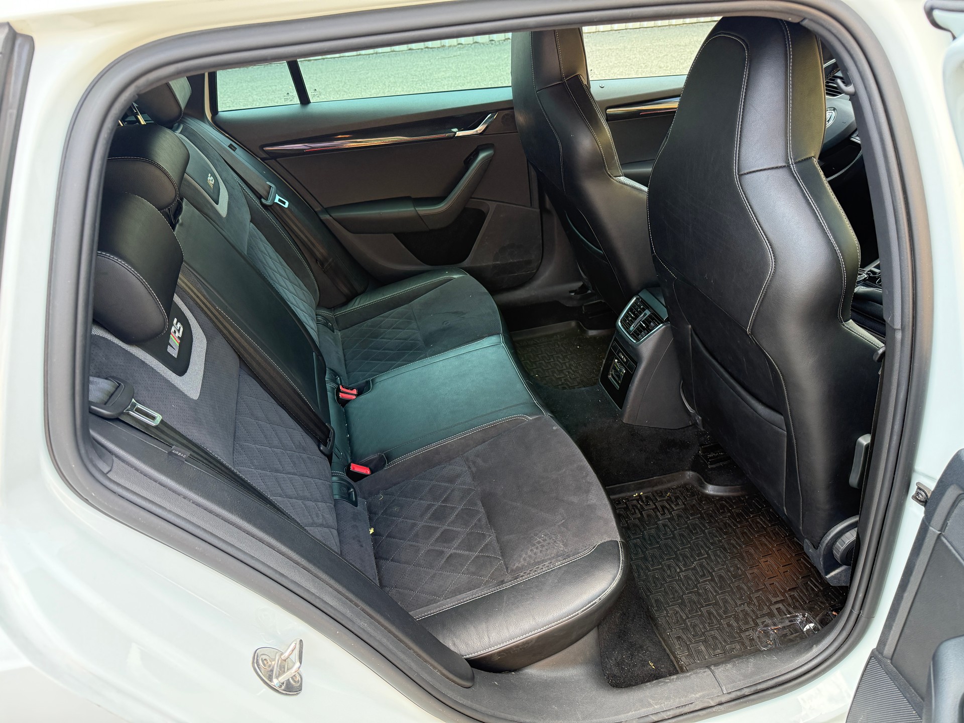 SKODA Octavia Combi 2.0 TDI RS 4x4 DSG-image-11