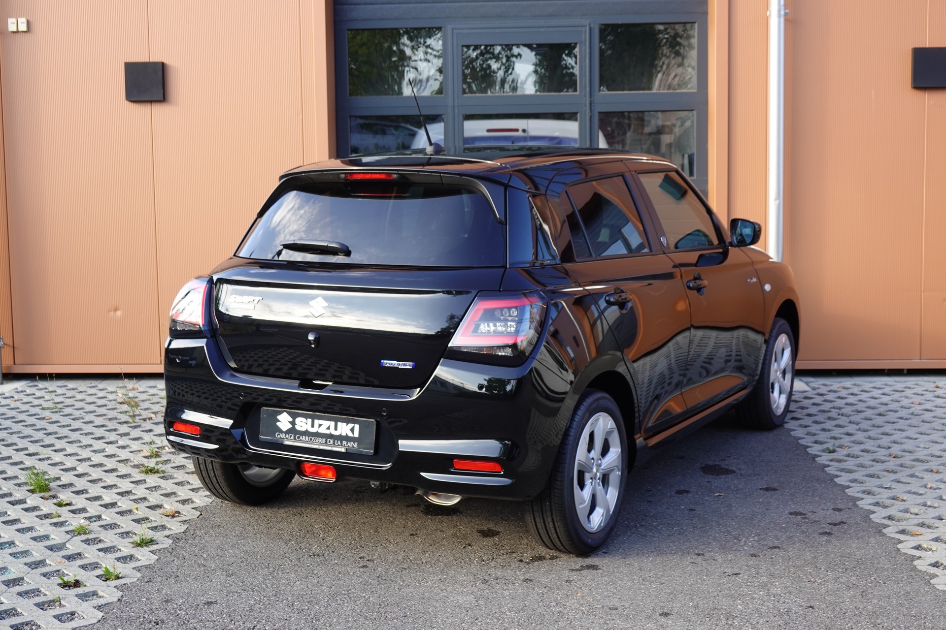 SUZUKI Swift 1.2 Piz Sulai Hybrid 4x4 * CH Auto * 3 ans de Garantie * Clim Auto * Keyless * Caméra * Apple Car Play * Capteurs *-image-7