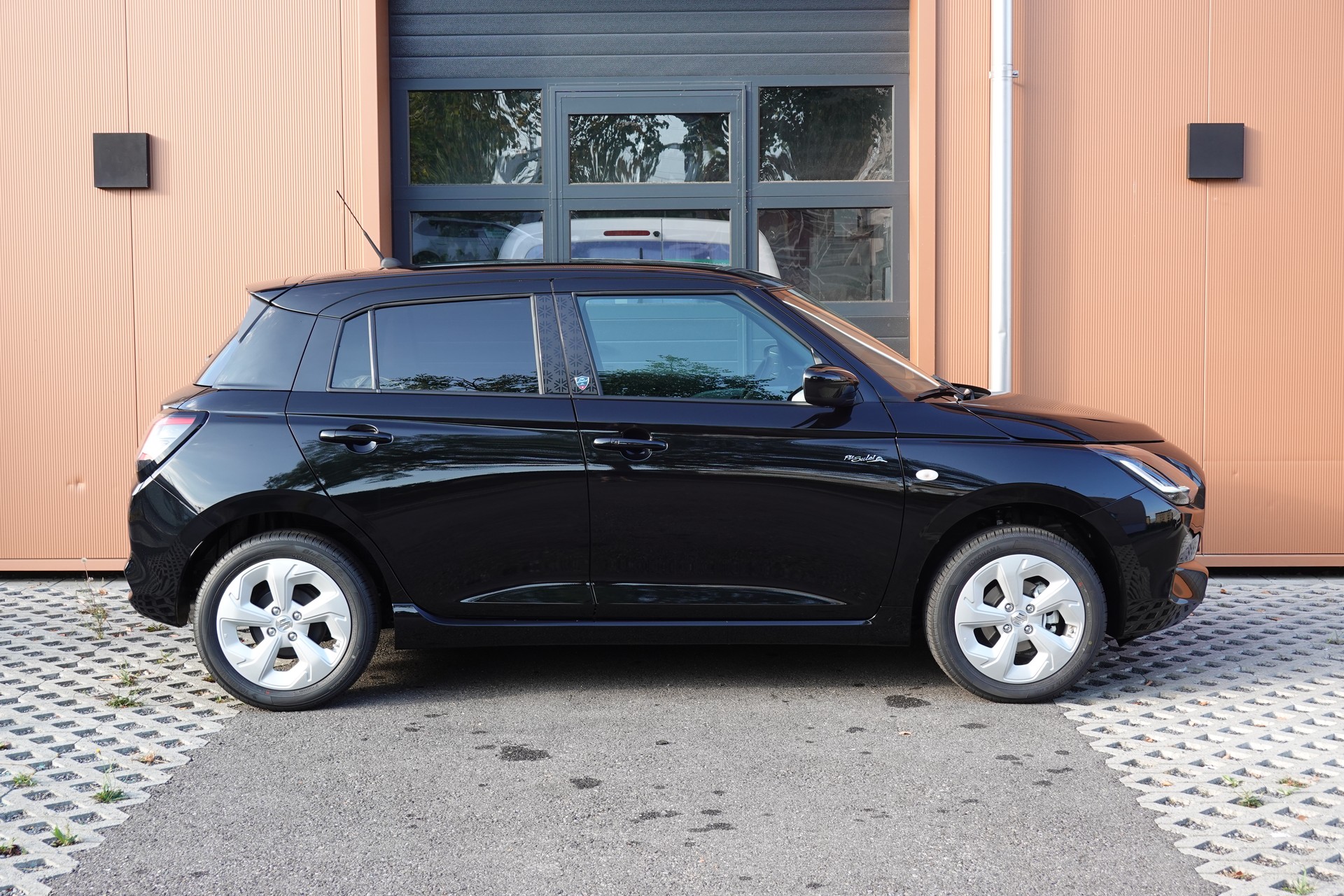 SUZUKI Swift 1.2 Piz Sulai Hybrid 4x4 * CH Auto * 3 ans de Garantie * Clim Auto * Keyless * Caméra * Apple Car Play * Capteurs *-image-3