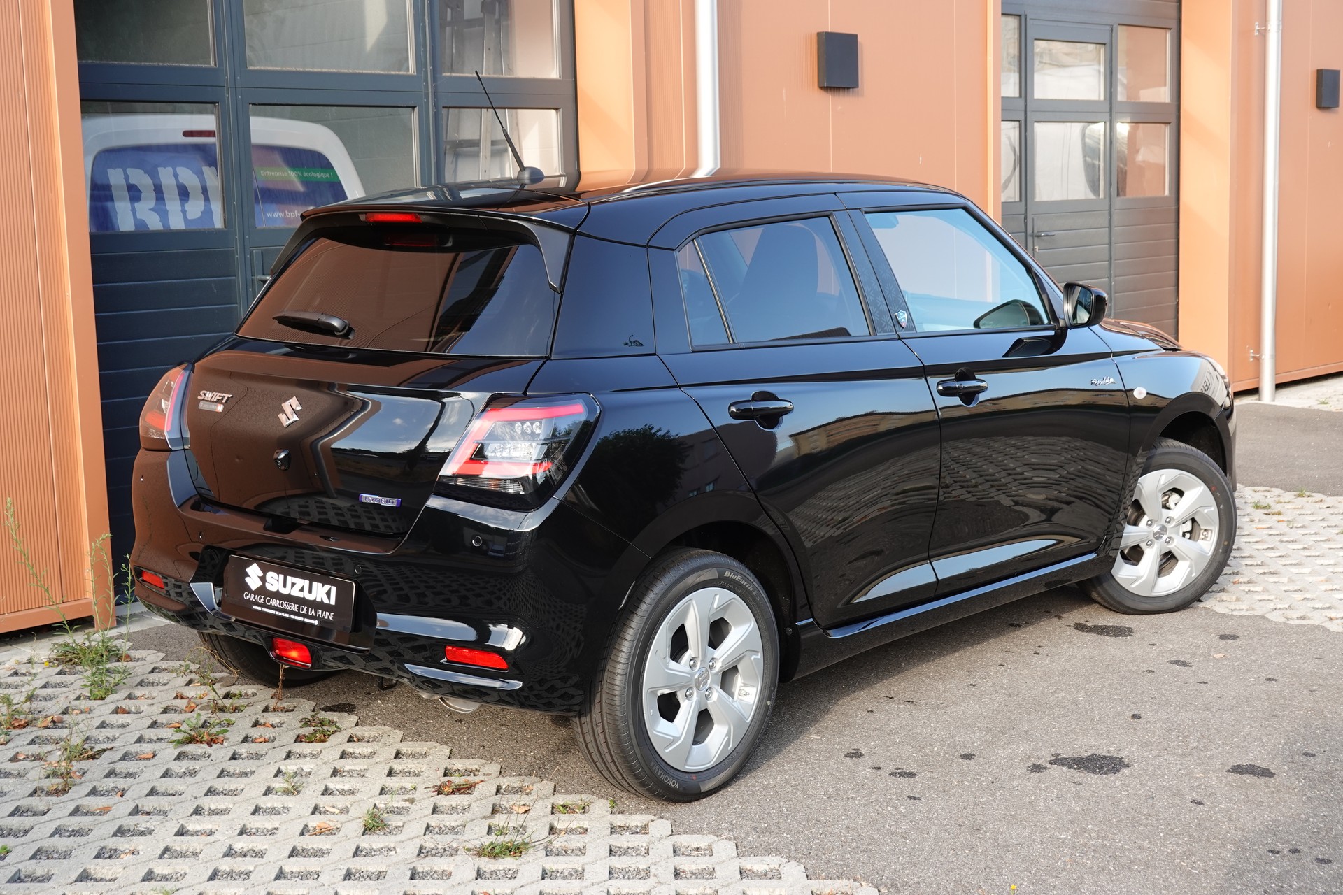 SUZUKI Swift 1.2 Piz Sulai Hybrid 4x4 * CH Auto * 3 ans de Garantie * Clim Auto * Keyless * Caméra * Apple Car Play * Capteurs *-image-6