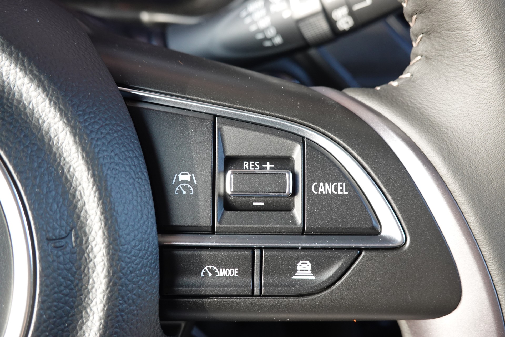 SUZUKI Swift 1.2 Piz Sulai Hybrid 4x4 * CH Auto * 3 ans de Garantie * Clim Auto * Keyless * Caméra * Apple Car Play * Capteurs *-image-12