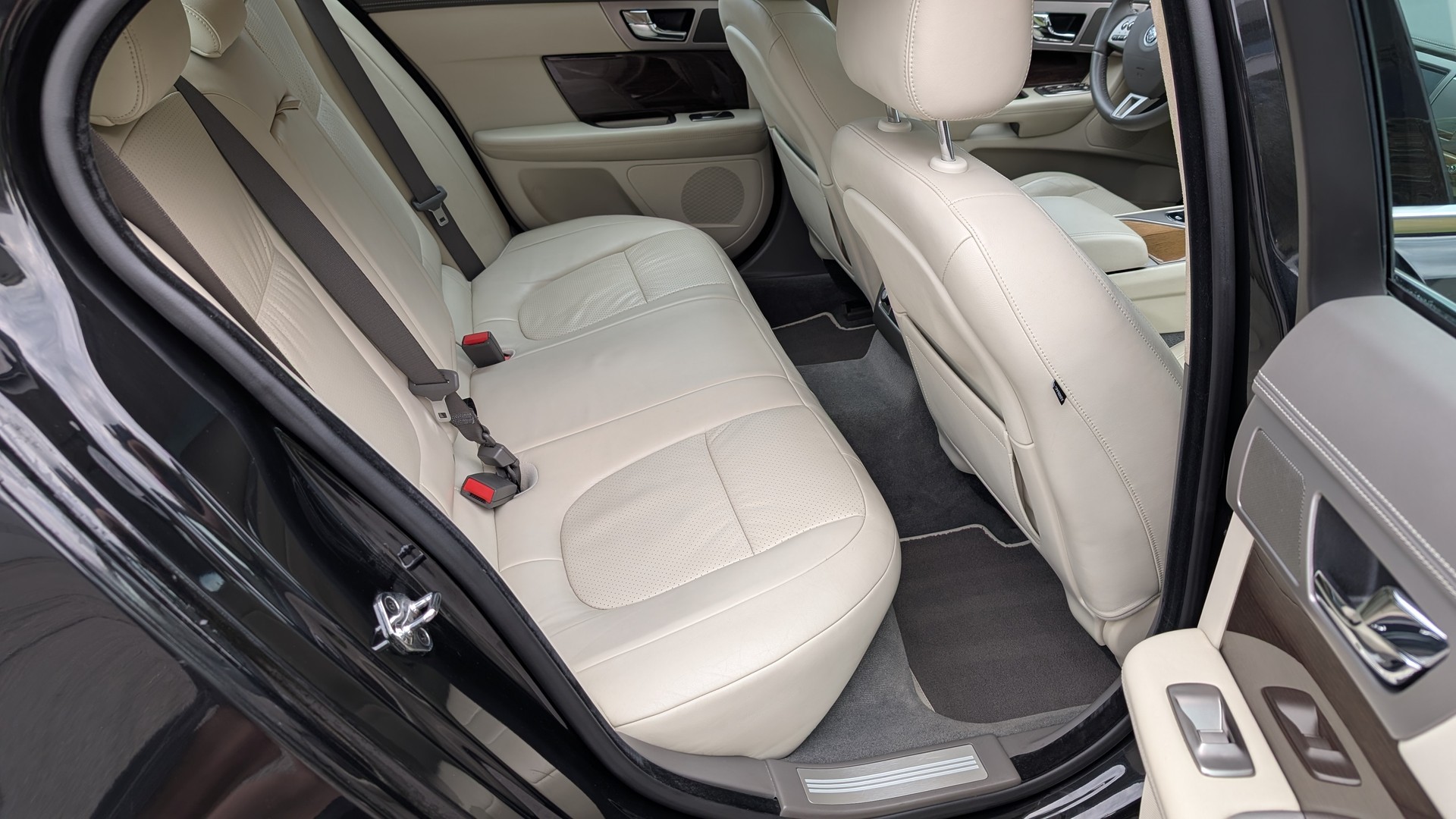 JAGUAR 3.0 V6 D S Portfolio-image-3