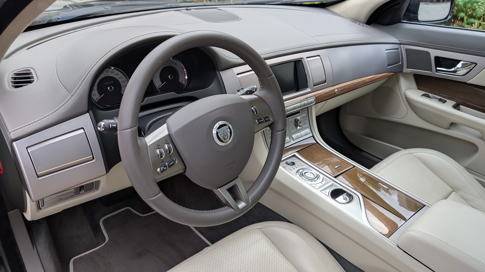 JAGUAR 3.0 V6 D S Portfolio-image-4