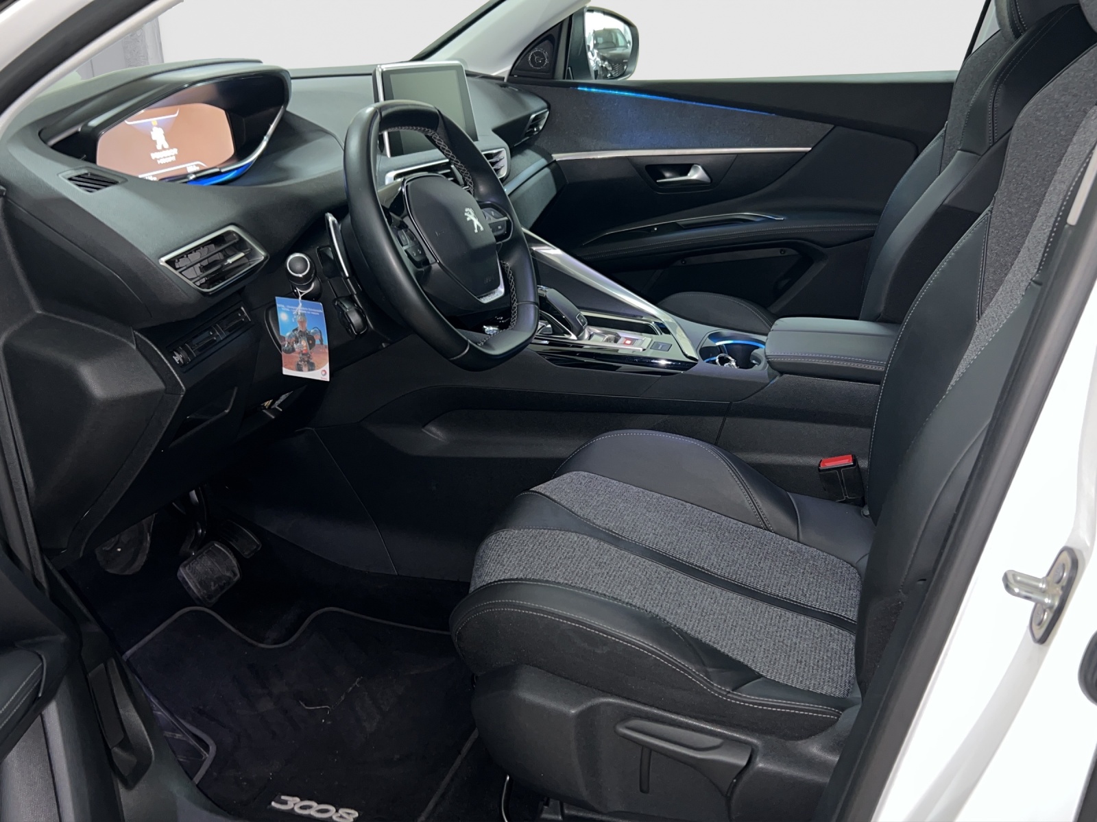 PEUGEOT 3008 1.2 PureTech Allure-image-4