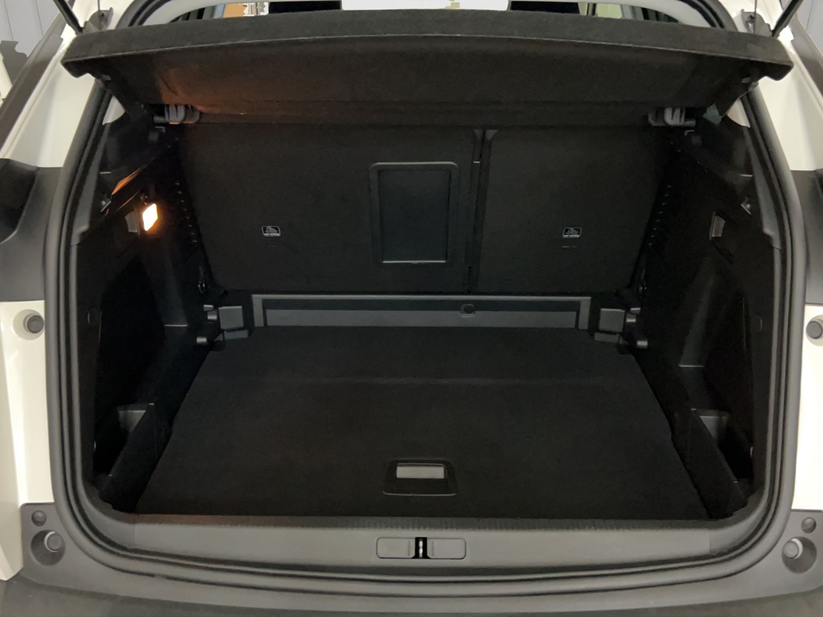 PEUGEOT 3008 1.2 PureTech Allure-image-8