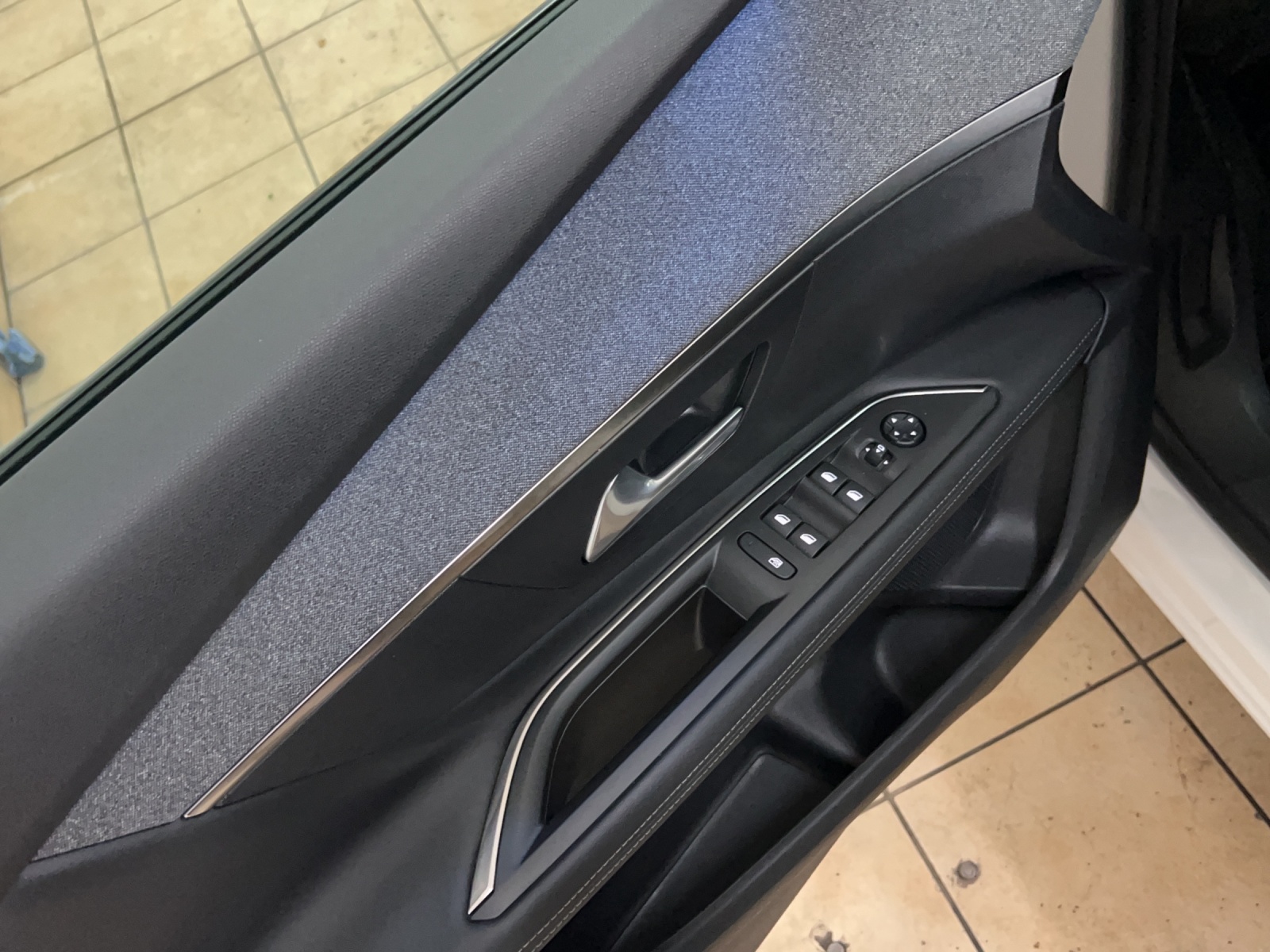 PEUGEOT 3008 1.2 PureTech Allure-image-14
