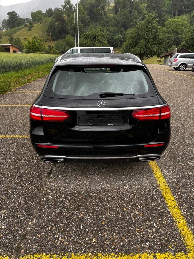 MERCEDES-BENZ E 220 d Exclusive 4Matic 9G-Tronic-image-5