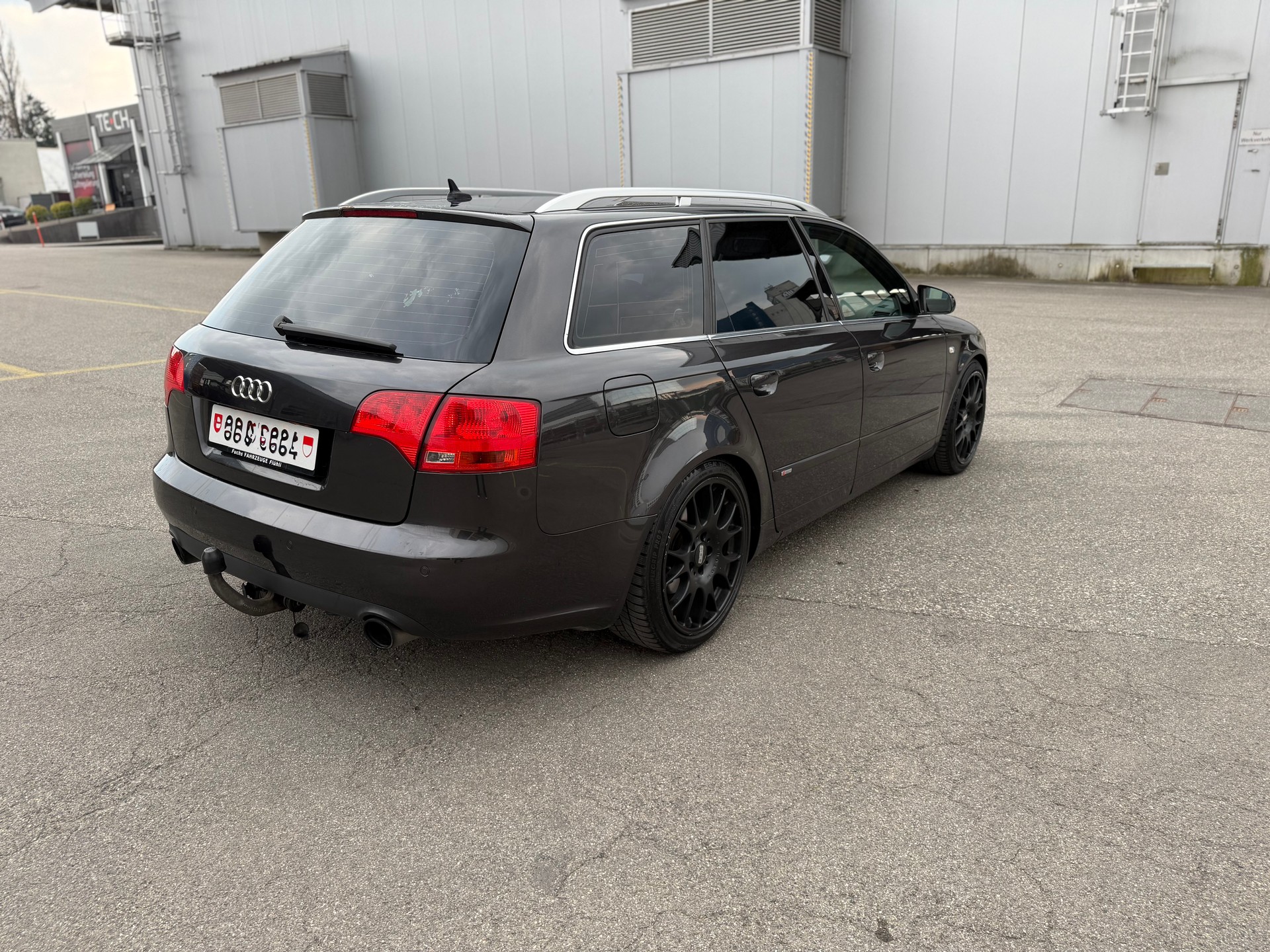 AUDI A4 Avant 2.0 Turbo FSI quattro-image-1