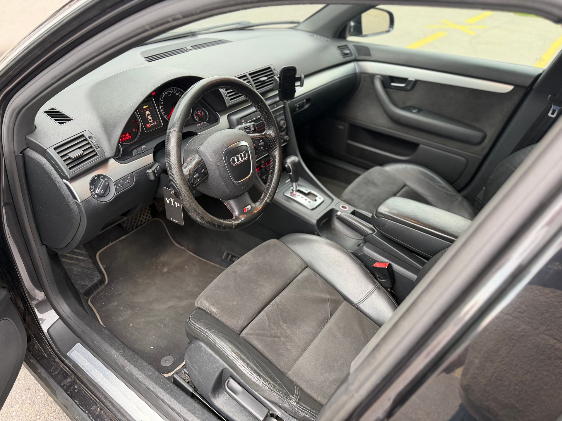 AUDI A4 Avant 2.0 Turbo FSI quattro-image-5