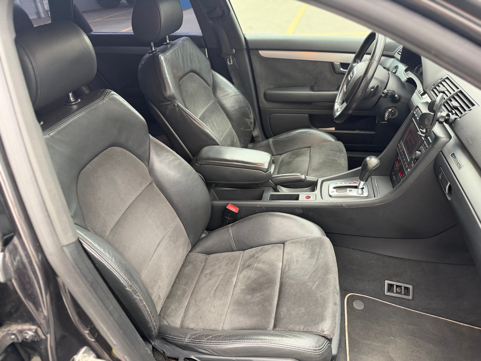 AUDI A4 Avant 2.0 Turbo FSI quattro-image-8