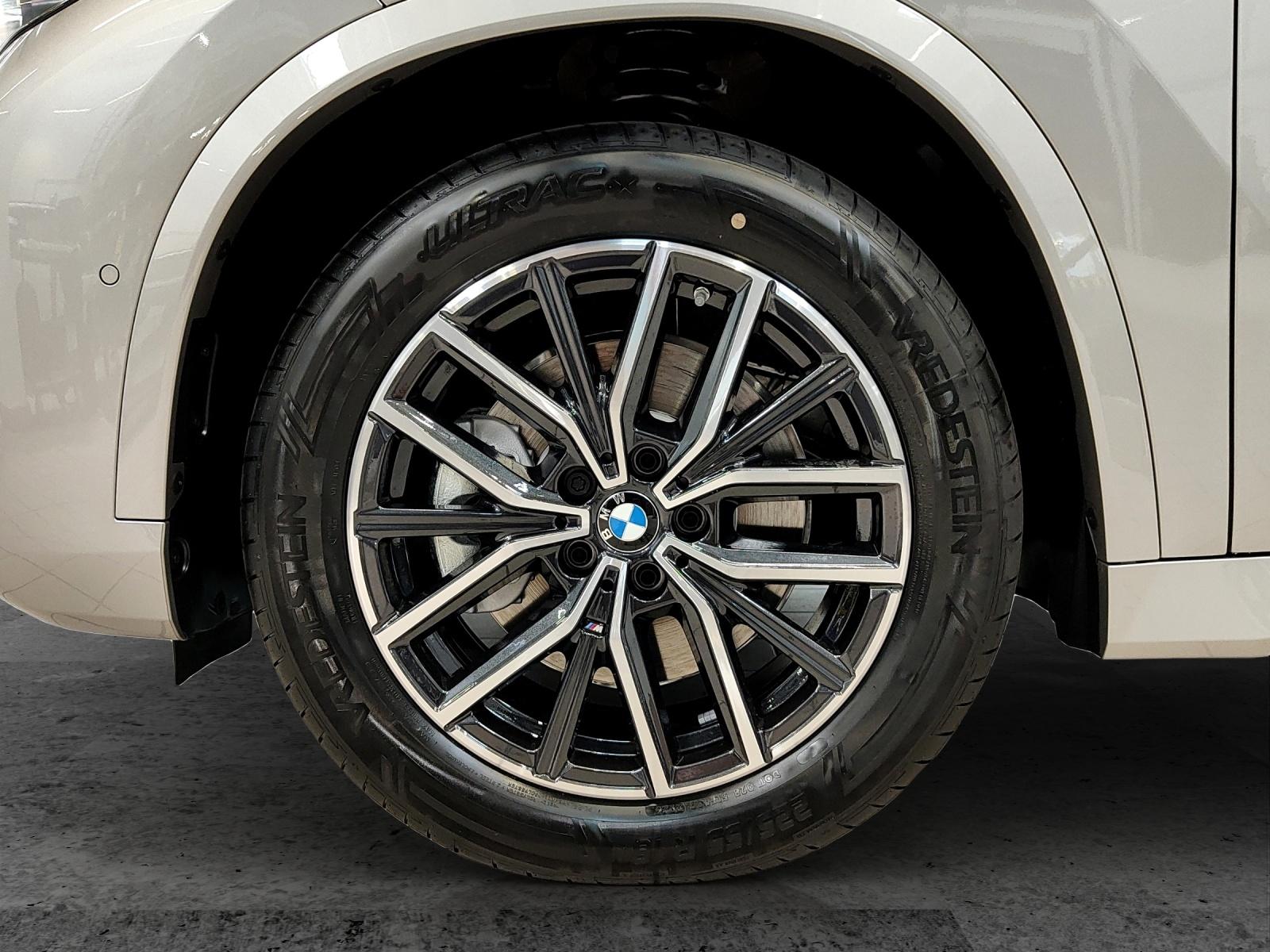 BMW iX1 30 xDrive-image-8