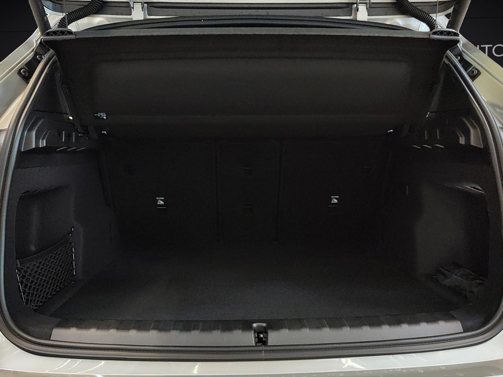 BMW iX1 30 xDrive-image-16