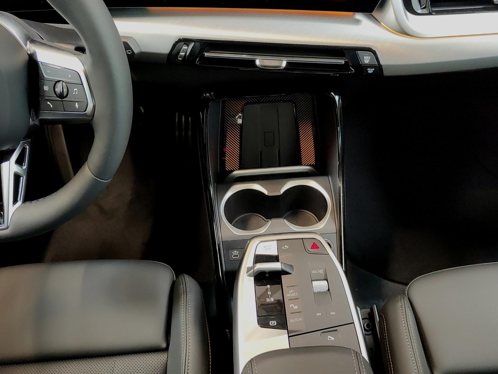 BMW iX1 30 xDrive-image-12