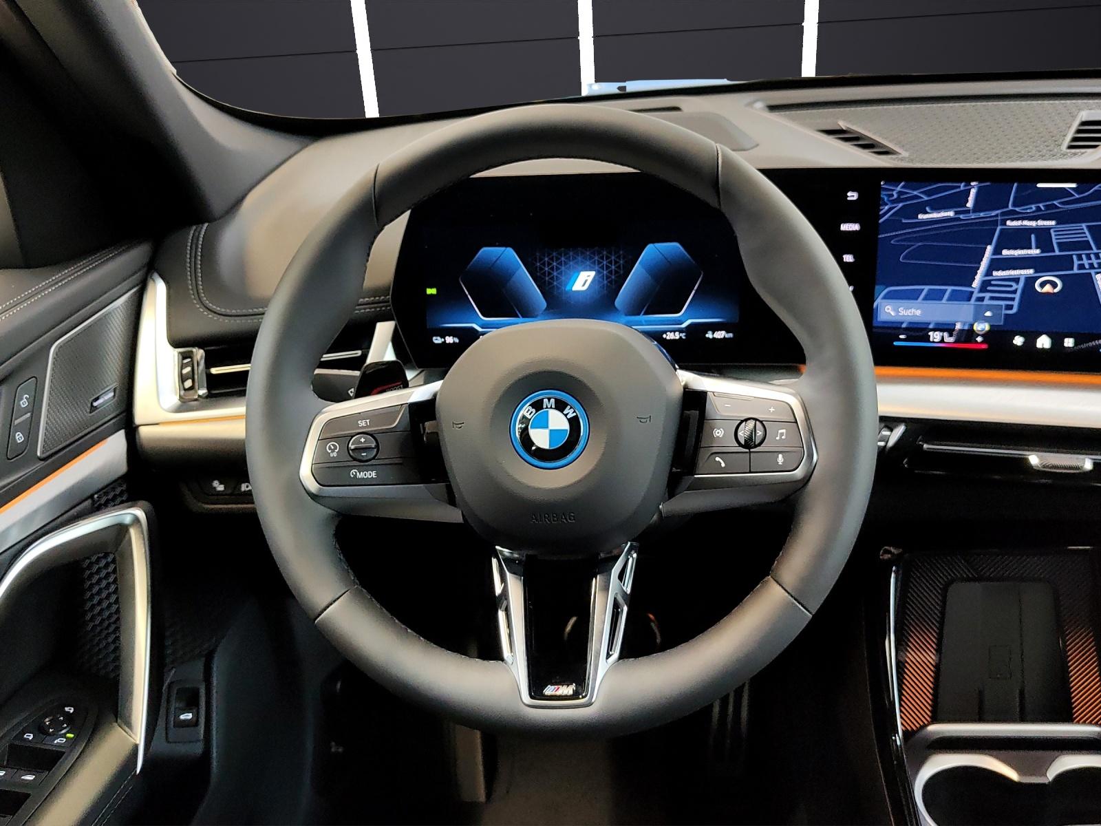 BMW iX1 30 xDrive-image-11
