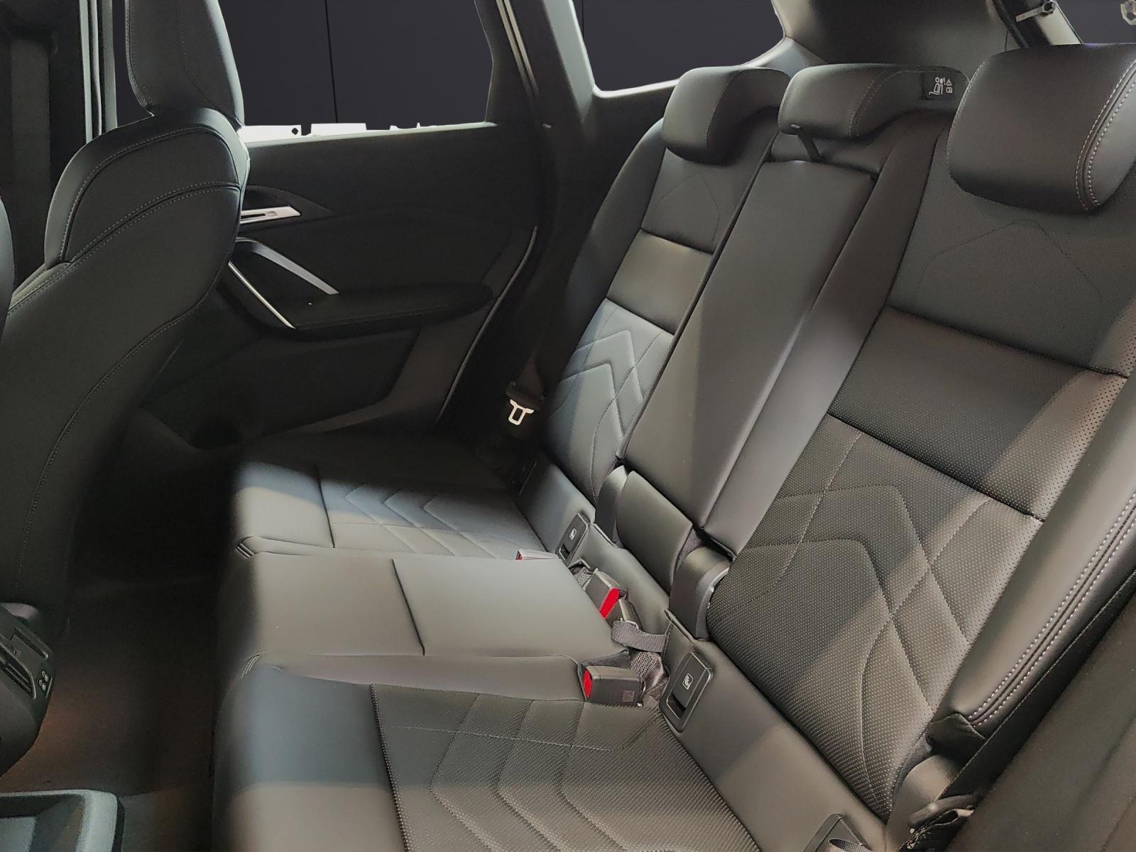 BMW iX1 30 xDrive-image-17