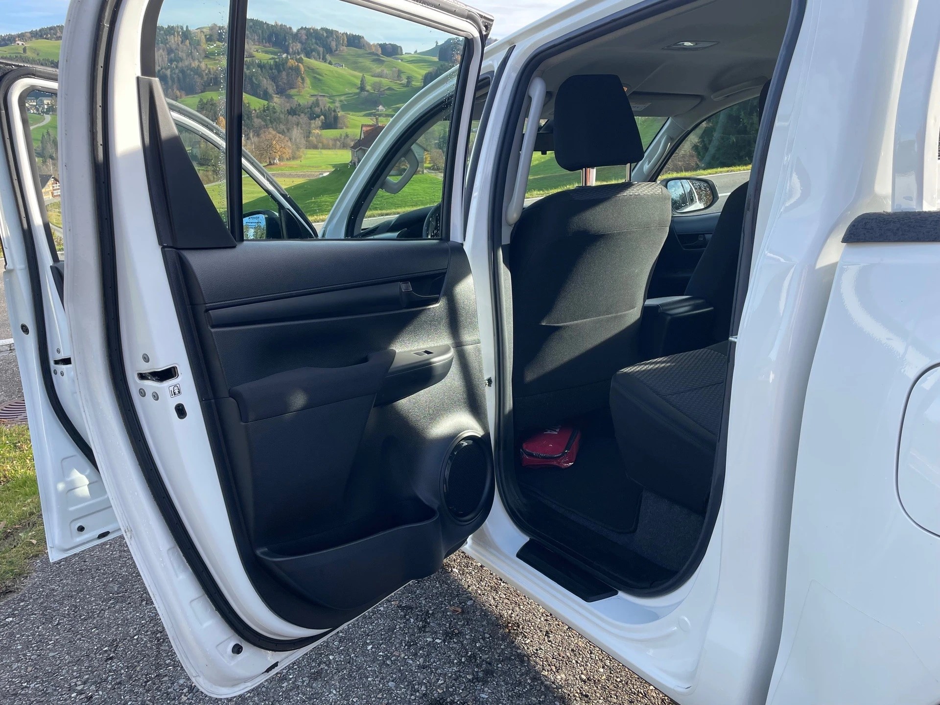 TOYOTA 2.4D-4D 4x4, MANUELL Getriebe, VORFÜHRWAGEN Fahrzeugzustand wie NEU, inklusive AHK 3,5 Tonnen + WANNE + ALU + CH Zustellung-image-15