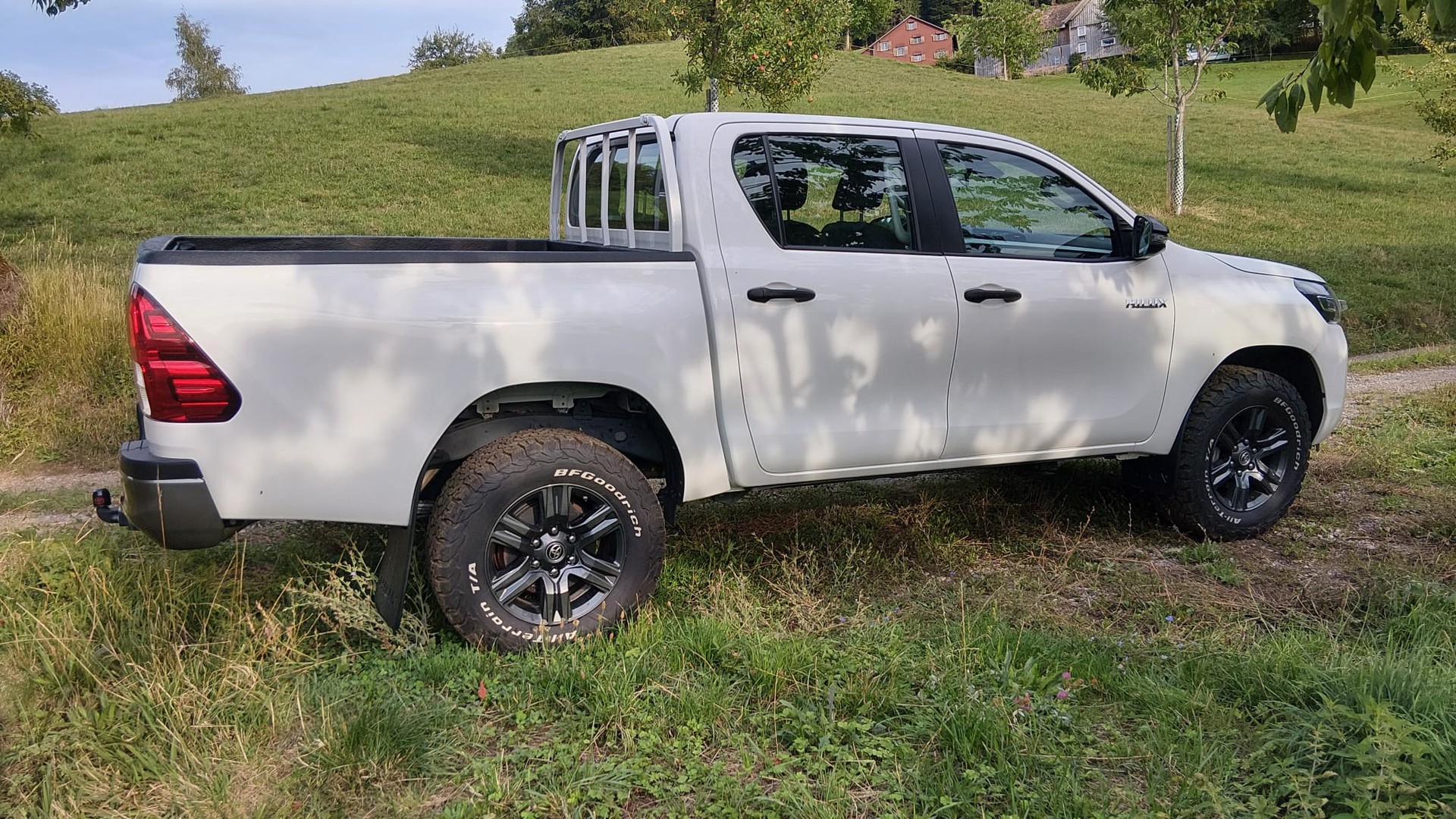 TOYOTA 2.4D-4D 4x4, MANUELL Getriebe, VORFÜHRWAGEN Fahrzeugzustand wie NEU, inklusive AHK 3,5 Tonnen + WANNE + ALU + CH Zustellung-image-2