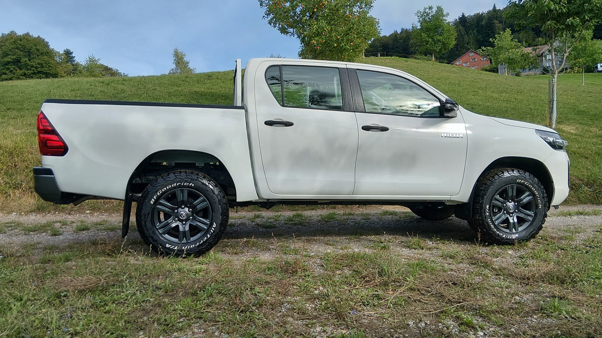 TOYOTA 2.4D-4D 4x4, MANUELL Getriebe, VORFÜHRWAGEN Fahrzeugzustand wie NEU, inklusive AHK 3,5 Tonnen + WANNE + ALU + CH Zustellung-image-1