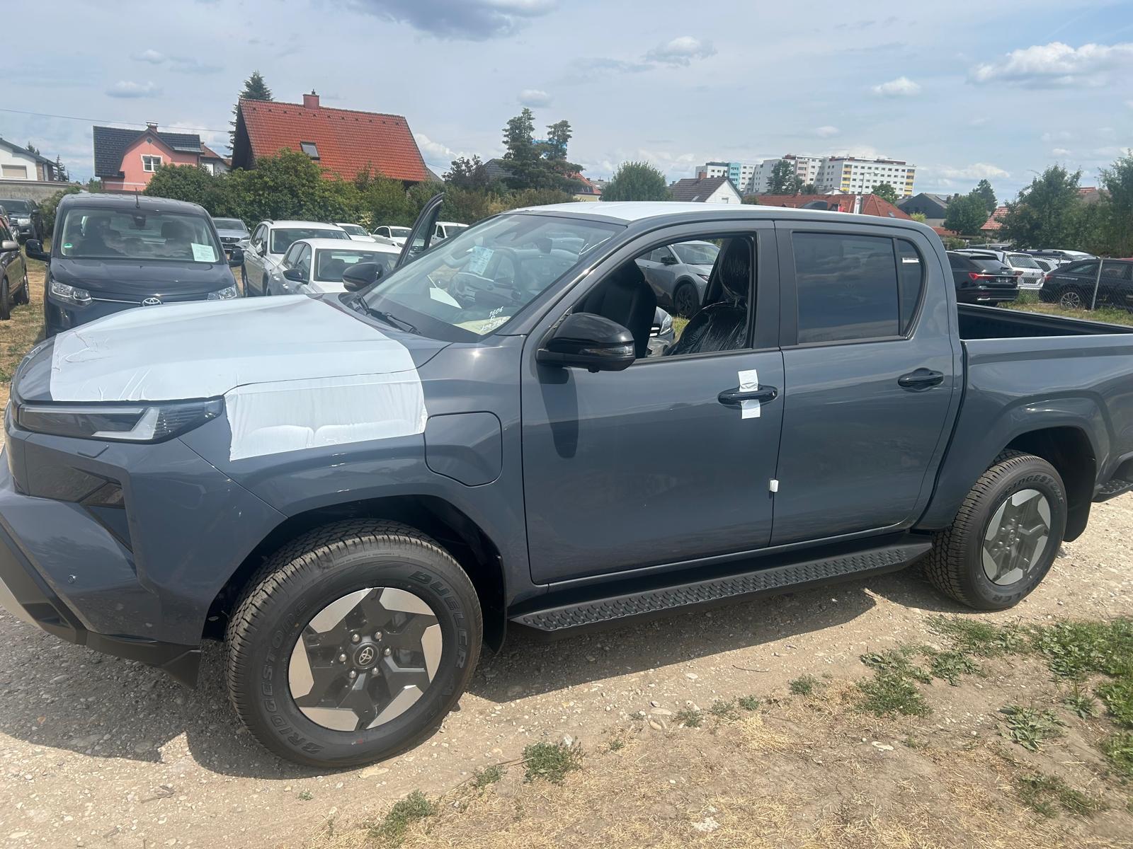 TOYOTA BEV Elektro 59,2kW/h, NEUWAGEN, ashgrey metallic, inklusive AHK + WANNE + ALU + CH Zustellung gratis.-image-0