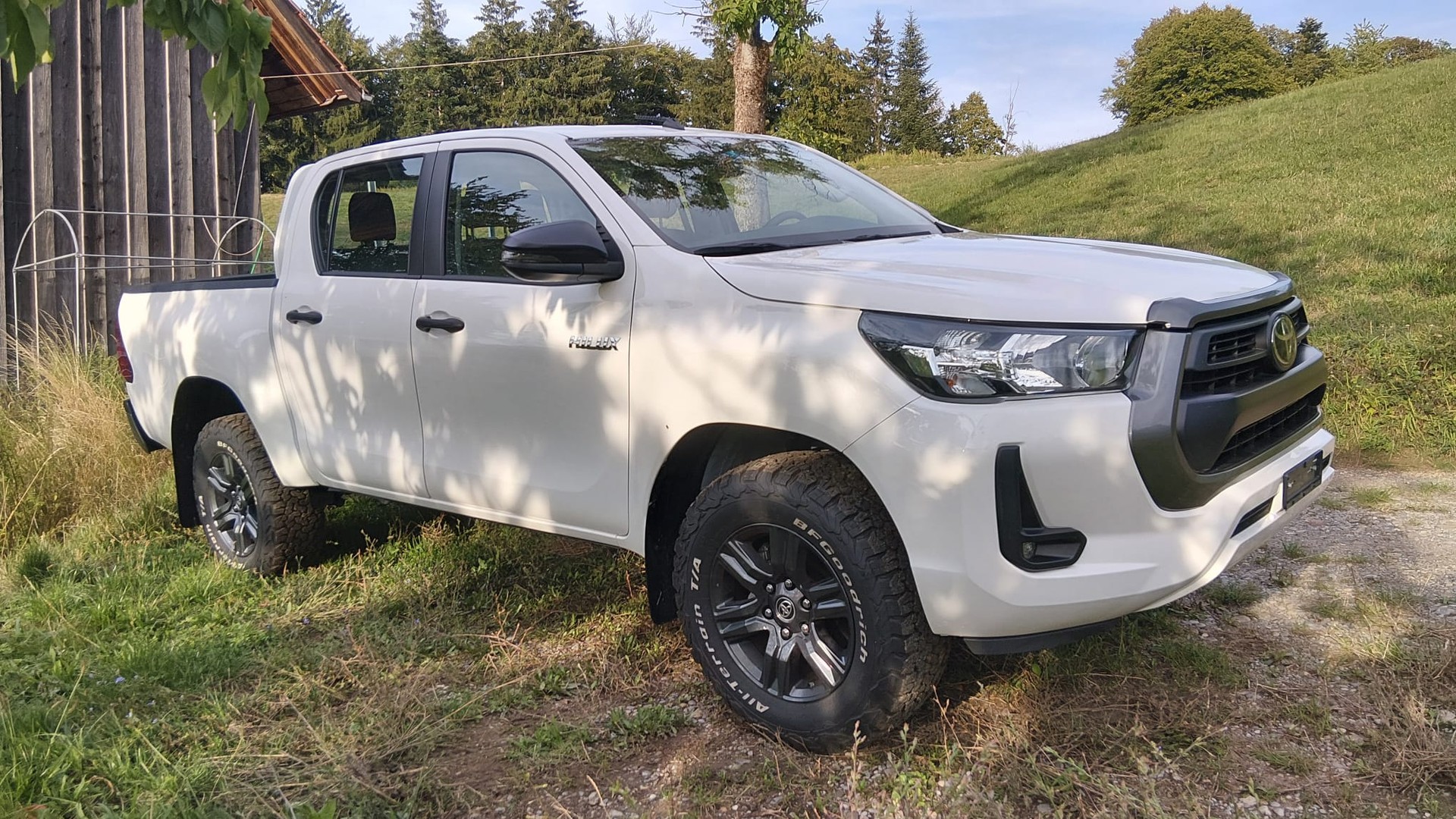 TOYOTA 2.4D-4D 4x4, MANUELL Getriebe, VORFÜHRWAGEN Fahrzeugzustand wie NEU, inklusive AHK 3,5 Tonnen + WANNE + ALU + CH Zustellung