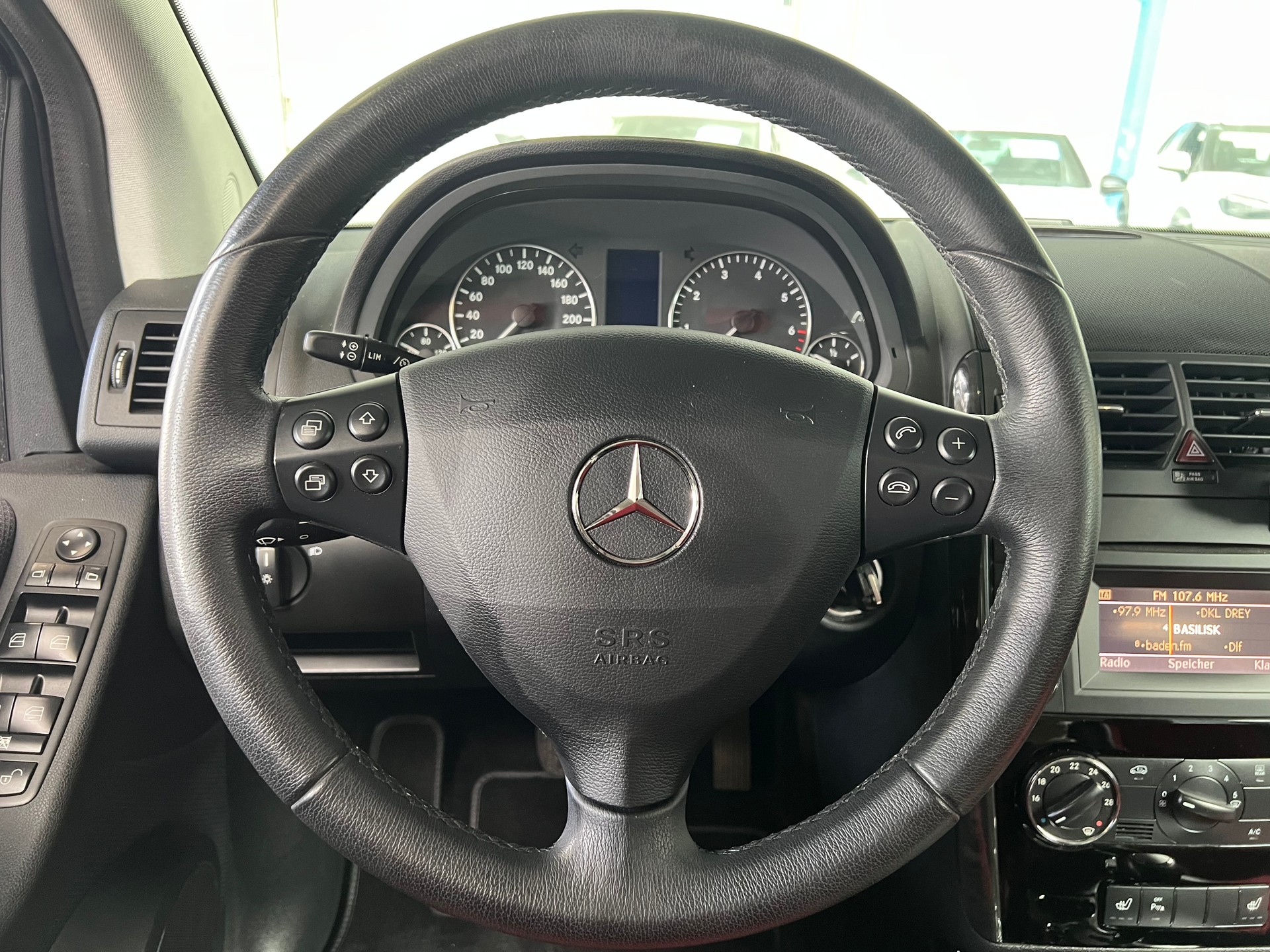 MERCEDES-BENZ A 180 Avantgarde Selection Autotronic-image-6