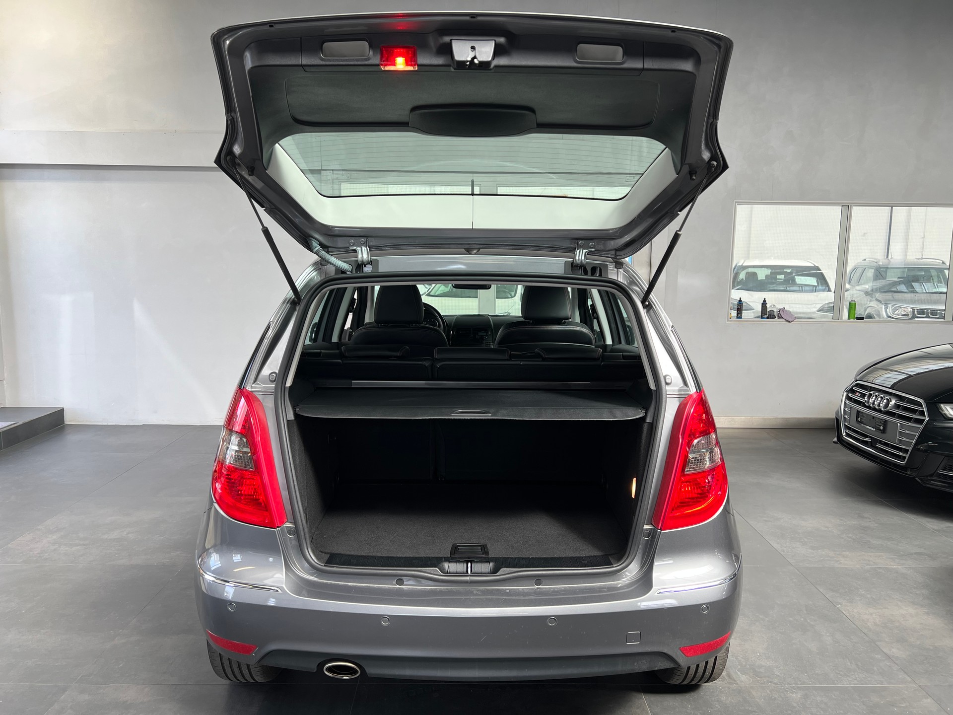 MERCEDES-BENZ A 180 Avantgarde Selection Autotronic-image-9