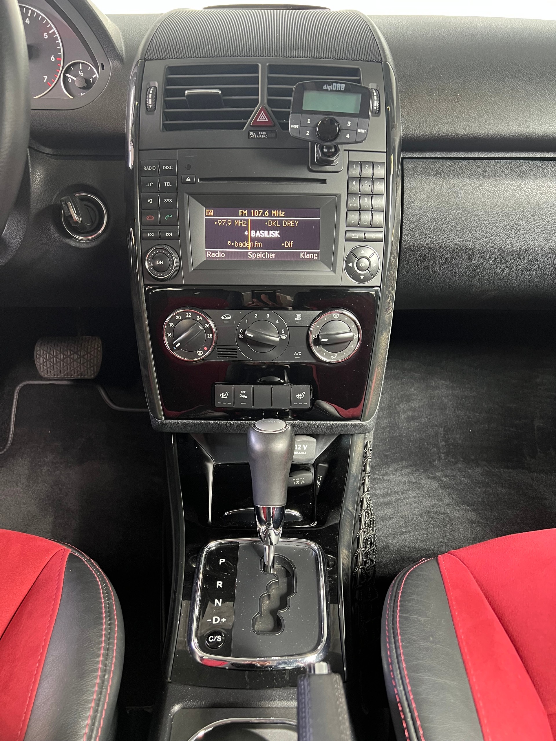 MERCEDES-BENZ A 180 Avantgarde Selection Autotronic-image-4