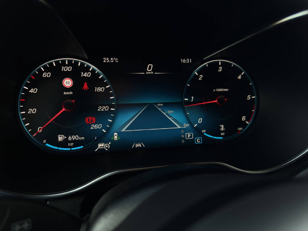 MERCEDES-BENZ C 220 d AMG Line 4matic T-Modell-image-16