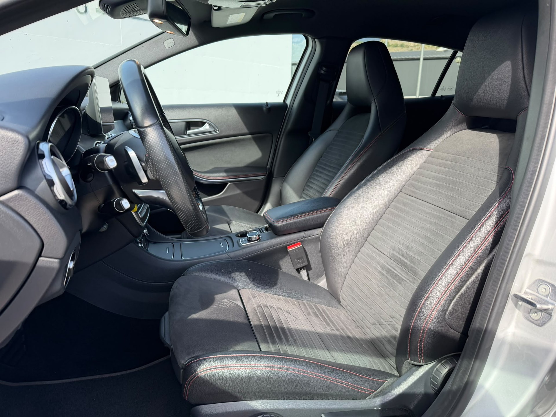 MERCEDES-BENZ GLA 250 AMG Line 4Matic 7G-DCT-image-12