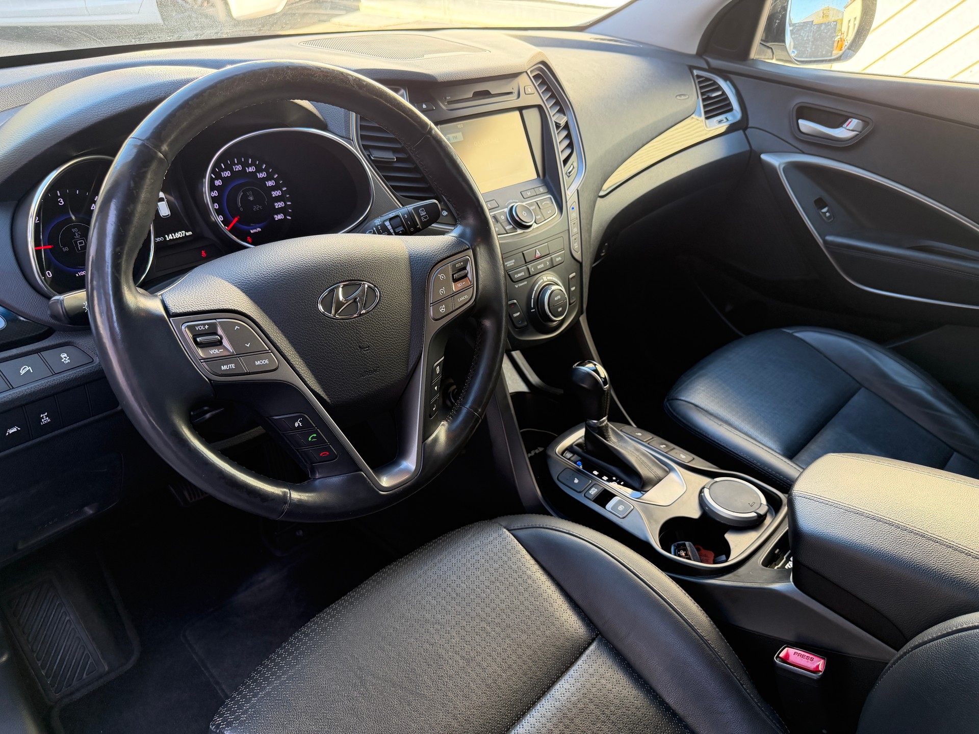 HYUNDAI Santa Fe 2.2 CRDI Style 4WD Automatic-image-12