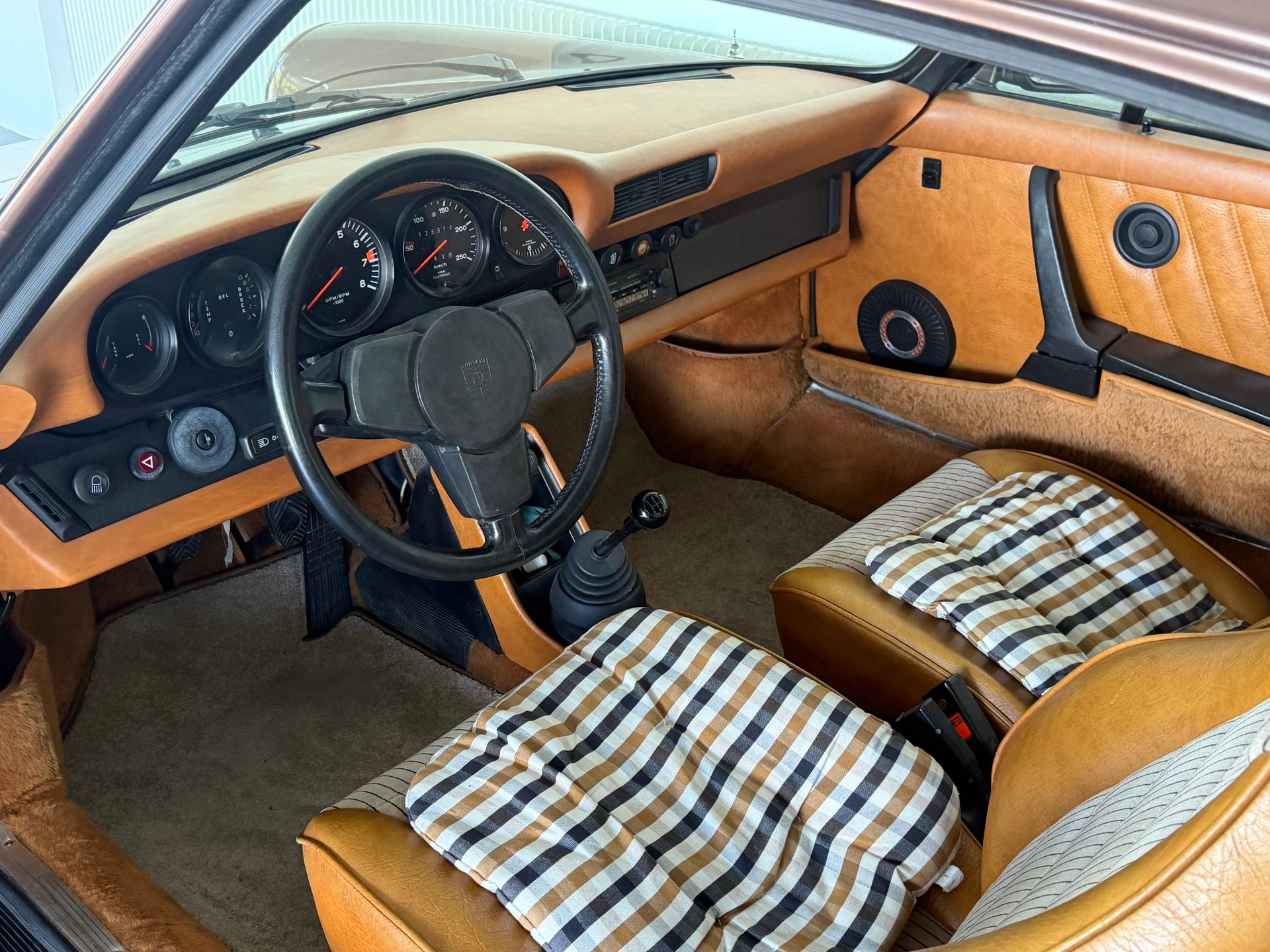 PORSCHE 911 Carrera 3.0-image-7
