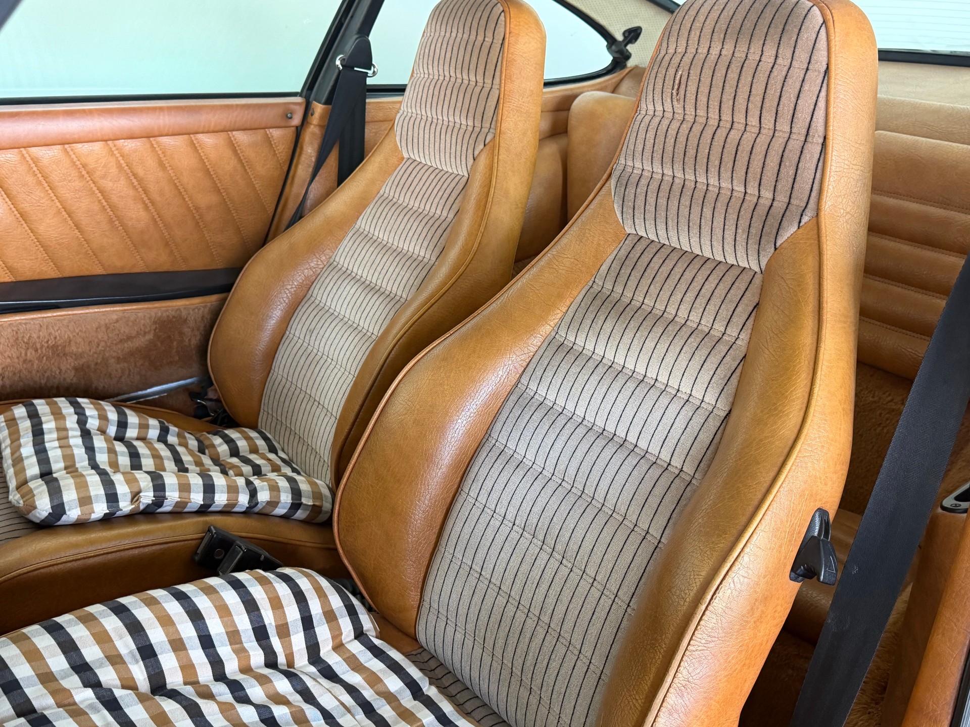 PORSCHE 911 Carrera 3.0-image-8