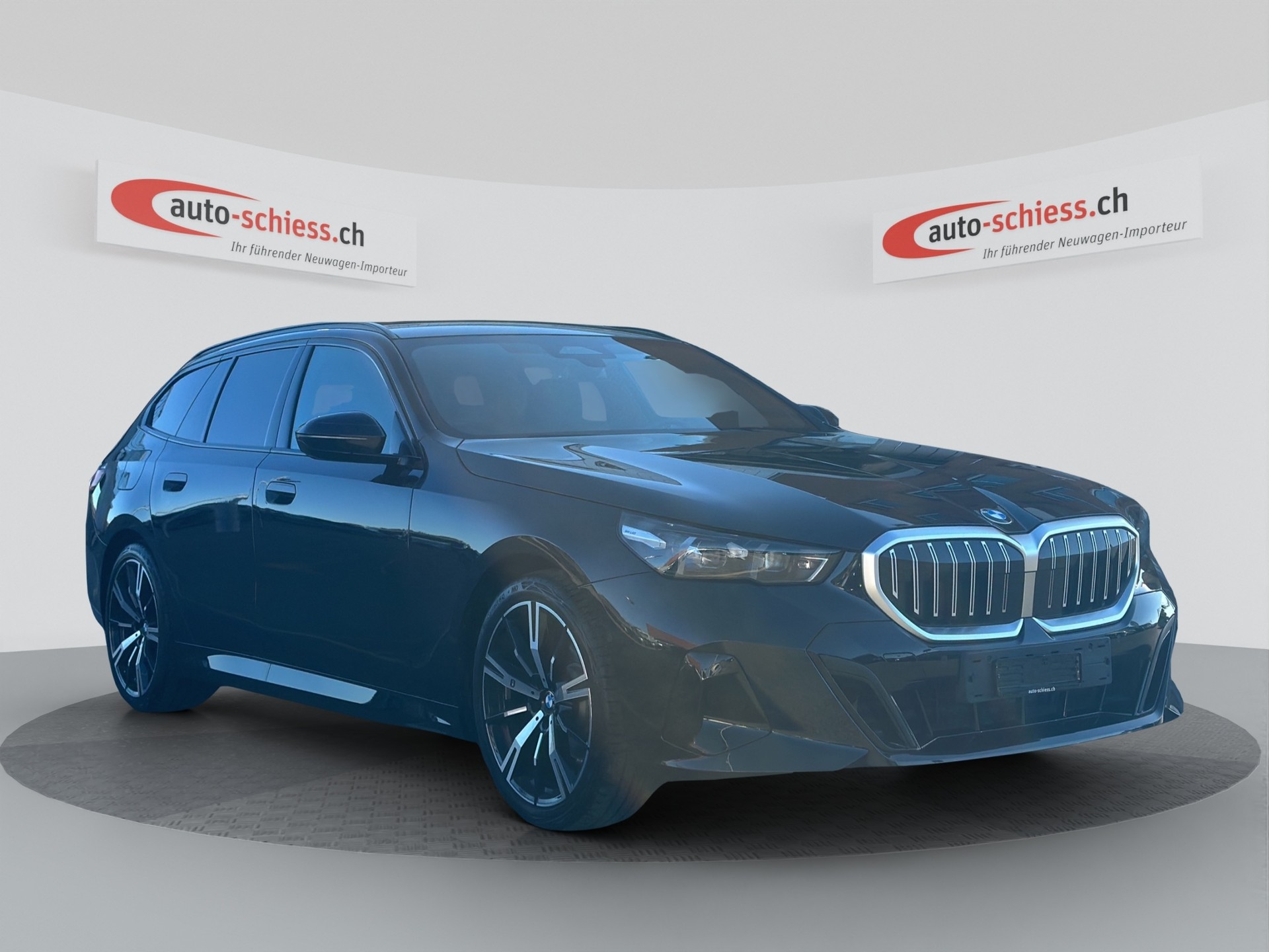 BMW 520i sDrive 48V Touring M Sport Steptronic-image-0