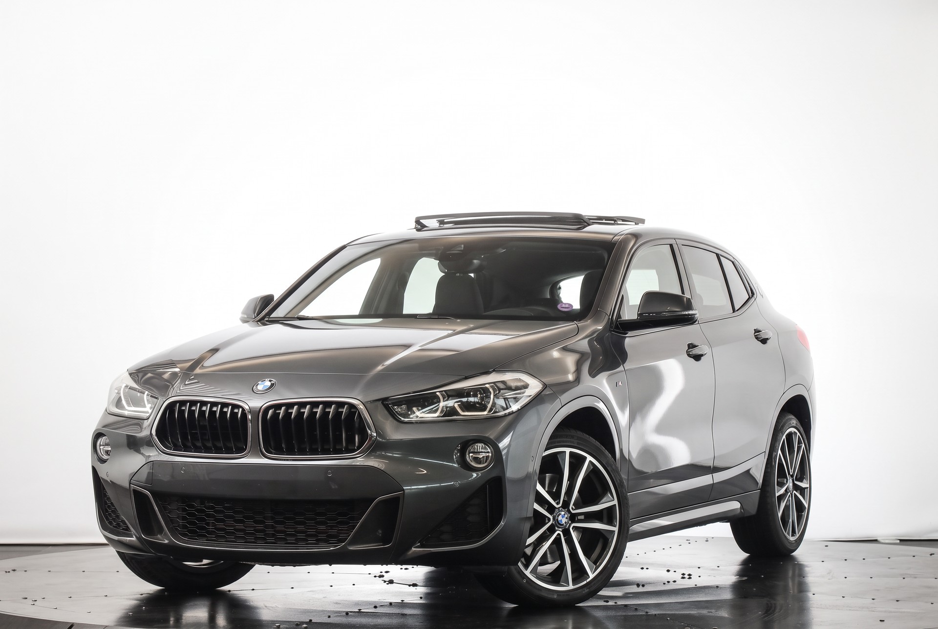 BMW X2 sDrive 20i M Sport Steptronic DSK • Mineralgrau • Toit panoramique • Head-Up • Harman Kardon-image-3