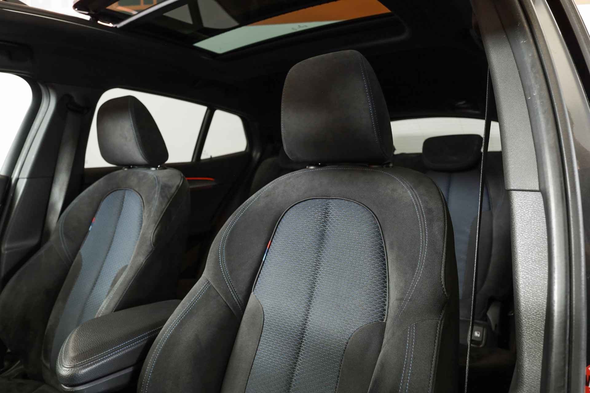 BMW X2 sDrive 20i M Sport Steptronic DSK • Mineralgrau • Toit panoramique • Head-Up • Harman Kardon-image-10