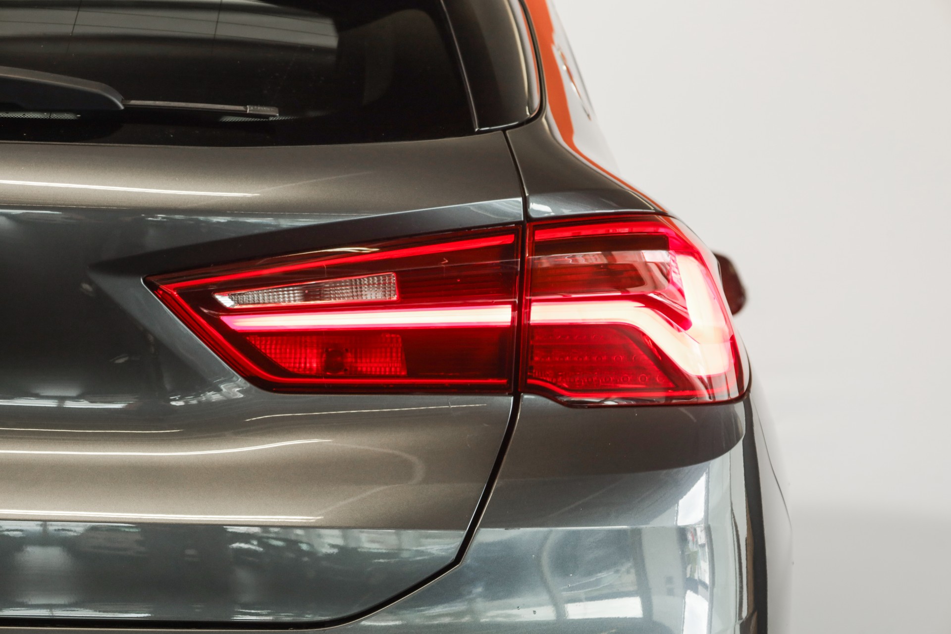 BMW X2 sDrive 20i M Sport Steptronic DSK • Mineralgrau • Toit panoramique • Head-Up • Harman Kardon-image-7