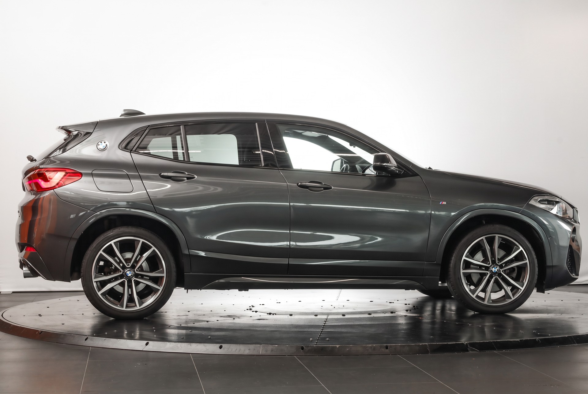 BMW X2 sDrive 20i M Sport Steptronic DSK • Mineralgrau • Toit panoramique • Head-Up • Harman Kardon-image-5