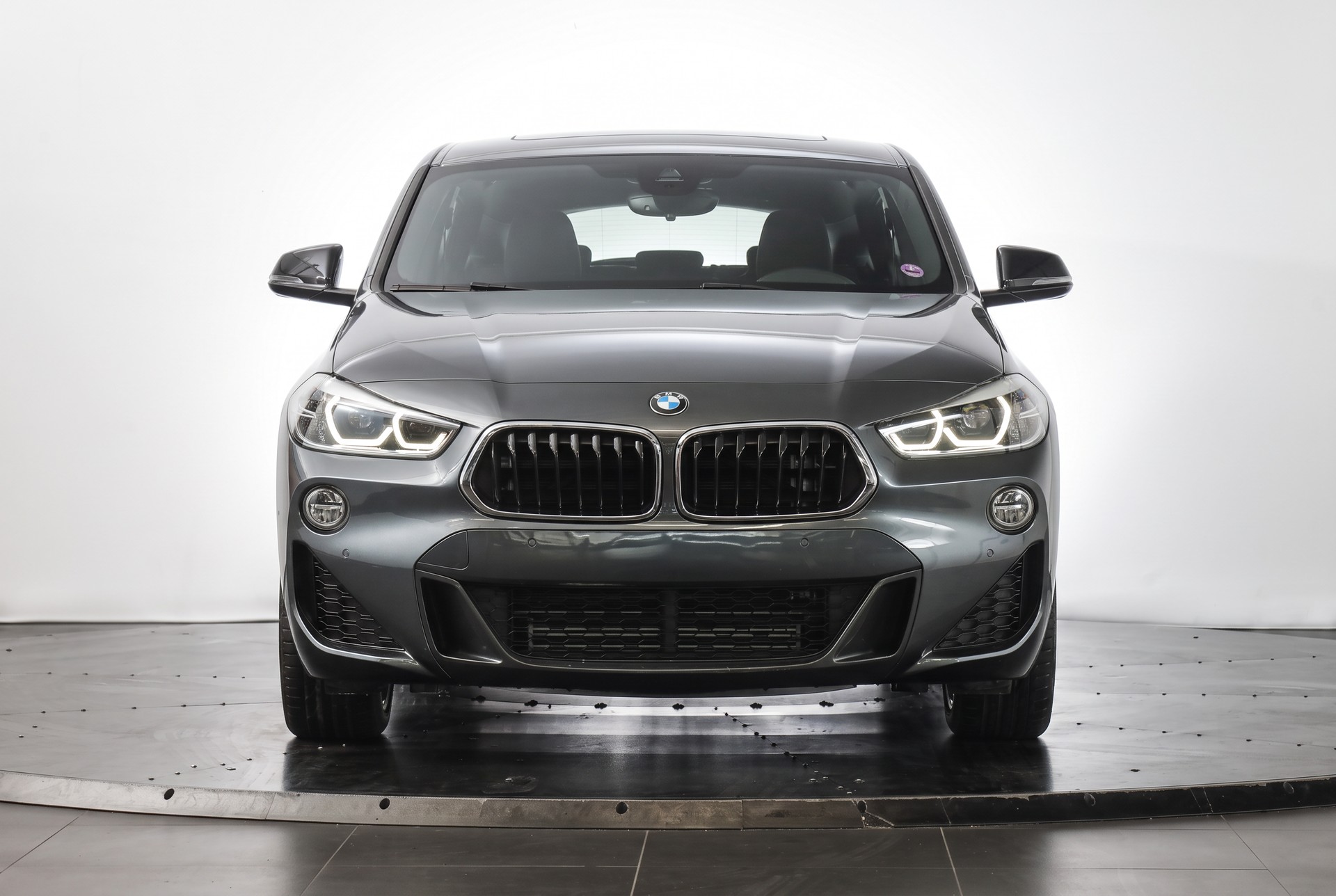 BMW X2 sDrive 20i M Sport Steptronic DSK • Mineralgrau • Toit panoramique • Head-Up • Harman Kardon-image-1