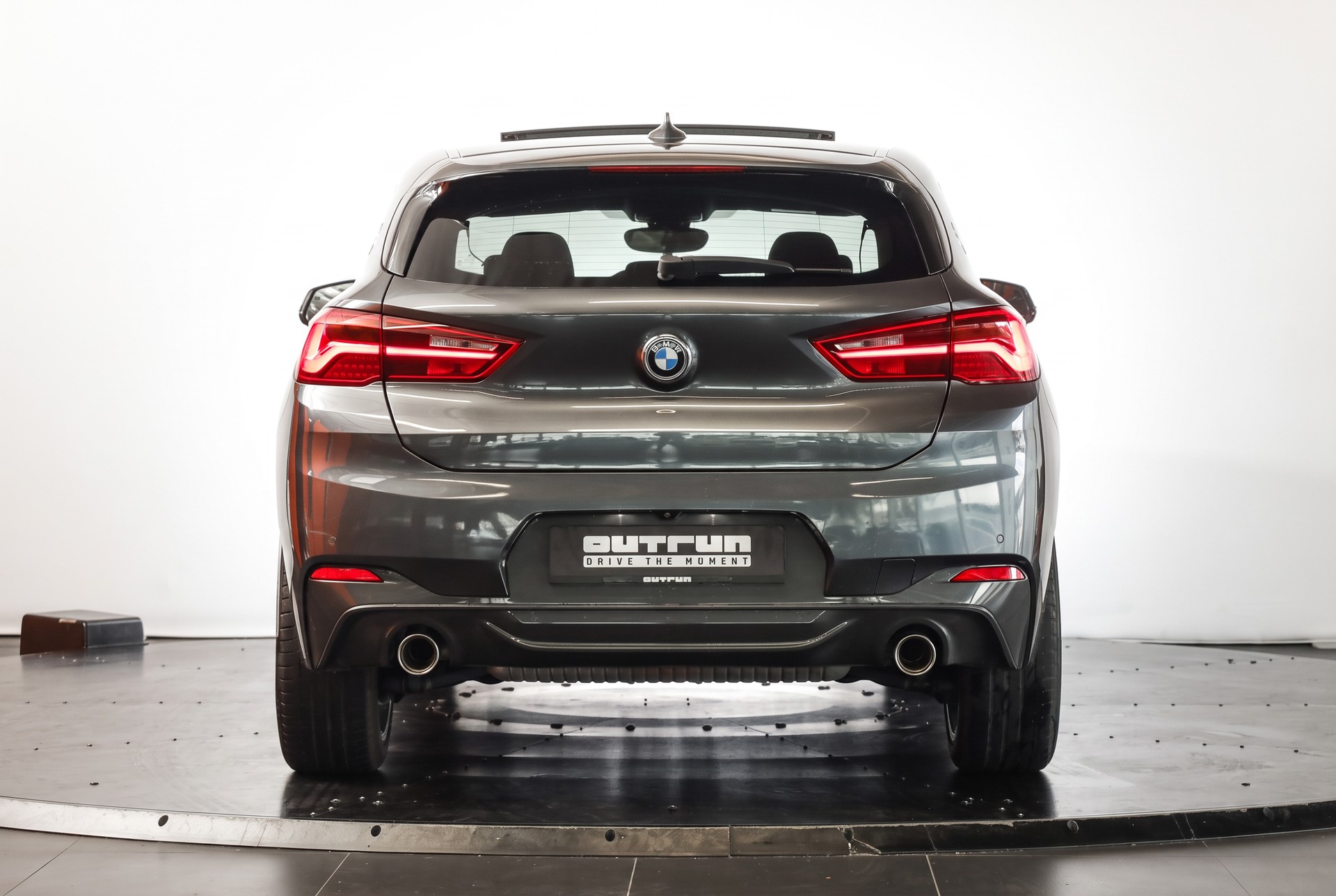 BMW X2 sDrive 20i M Sport Steptronic DSK • Mineralgrau • Toit panoramique • Head-Up • Harman Kardon-image-2