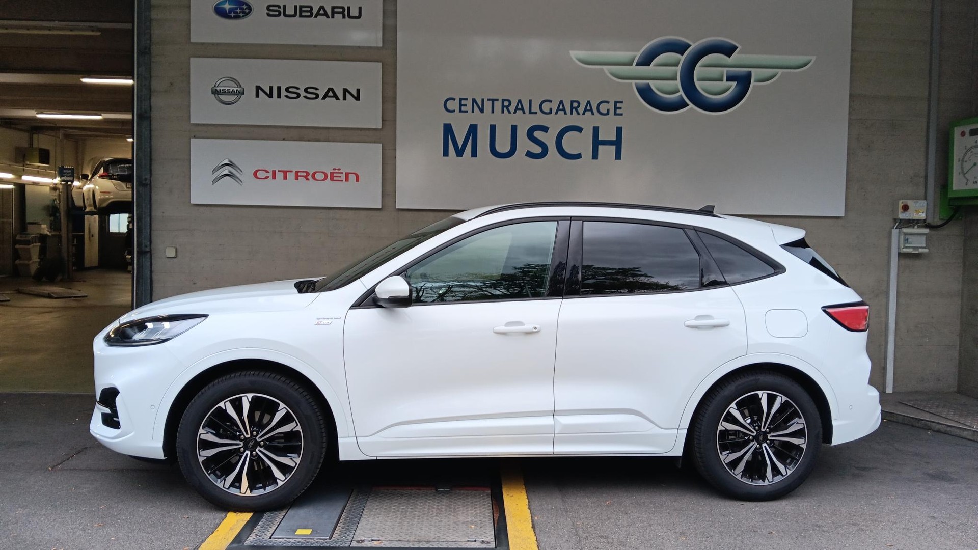 FORD Kuga 2.5 FHEV ST-Line 4WD-image-2